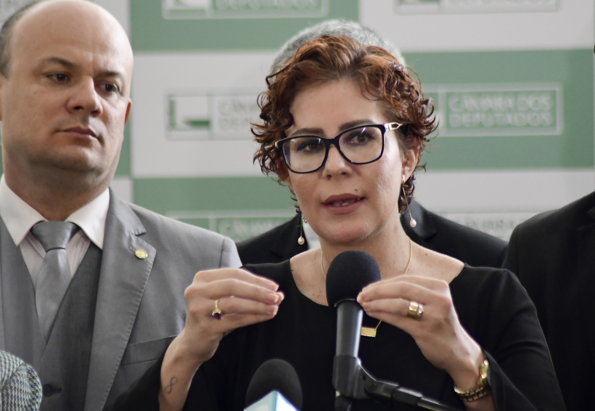 Deputada diz questionará busca e apreensão no gabinete