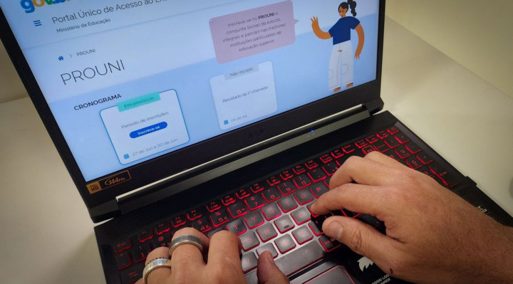 Brasília - 27/06/2023 - O Programa Universidade Para Todos (Prouni) oferta bolsas de estudo, integrais e parciais (50% do valor da mensalidade do curso), em cursos de graduação e sequenciais de formação específica, em instituições de educação superior privadas. As inscrições podem ser feitas pelo celular ou pelo computador. Foto: Juca Varella/Agência Brasil/Agência Brasil