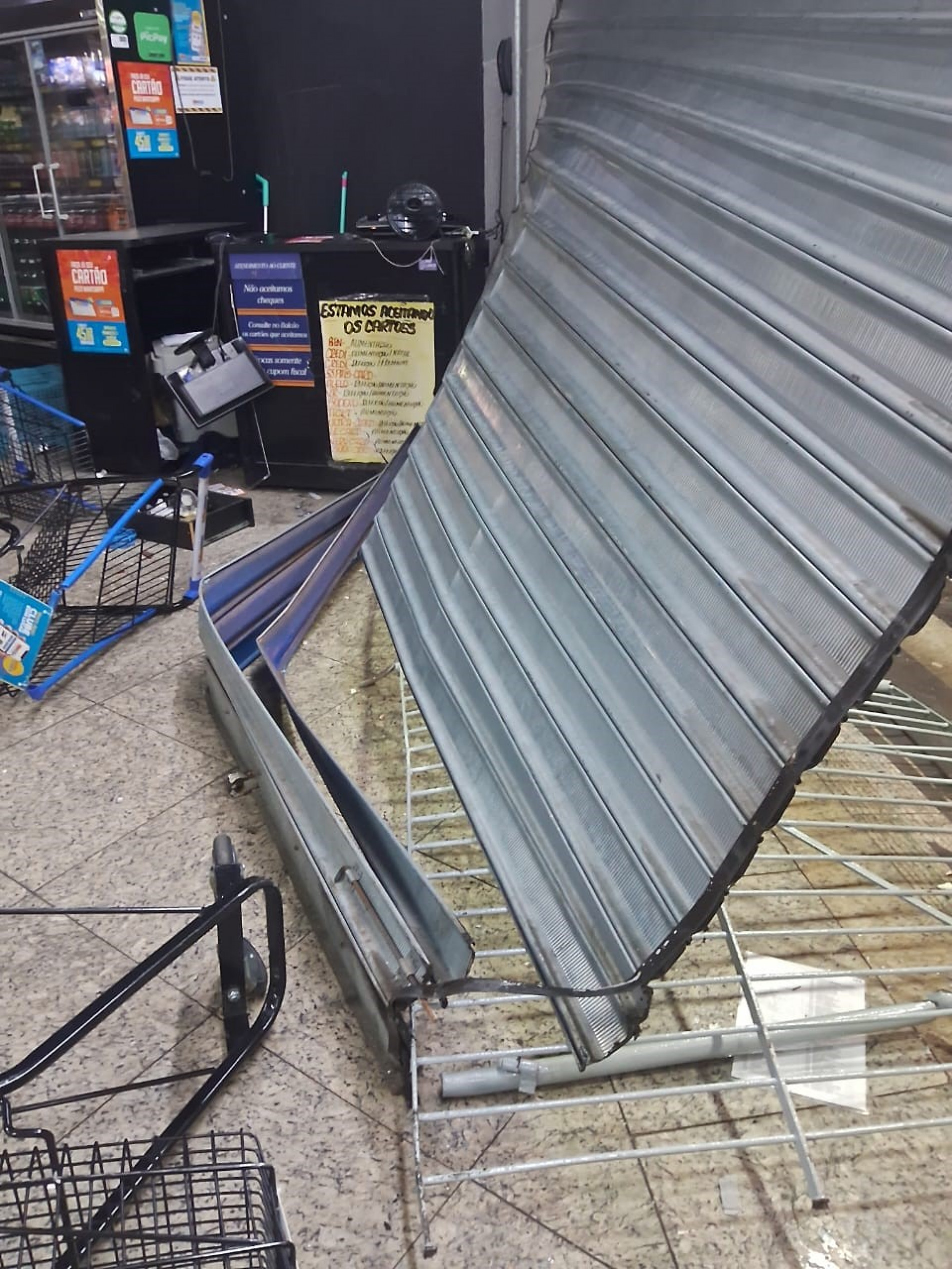 No Wanel Ville, os ladrões usaram um carro para arrombar a porta