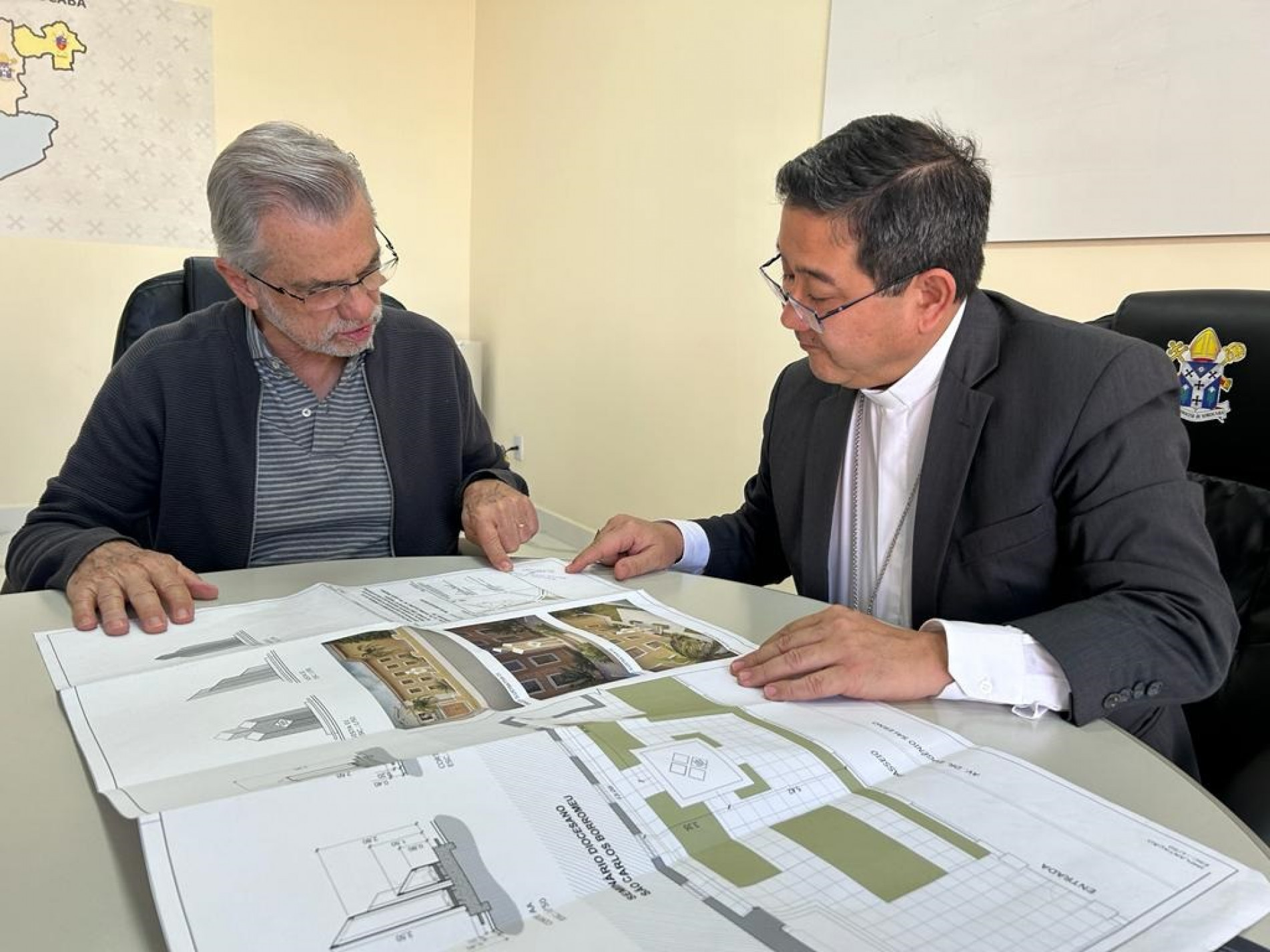 O arquiteto Ricardo Bandeira e Dom Julio Endi Akamine na entrega da autorização do CMDP