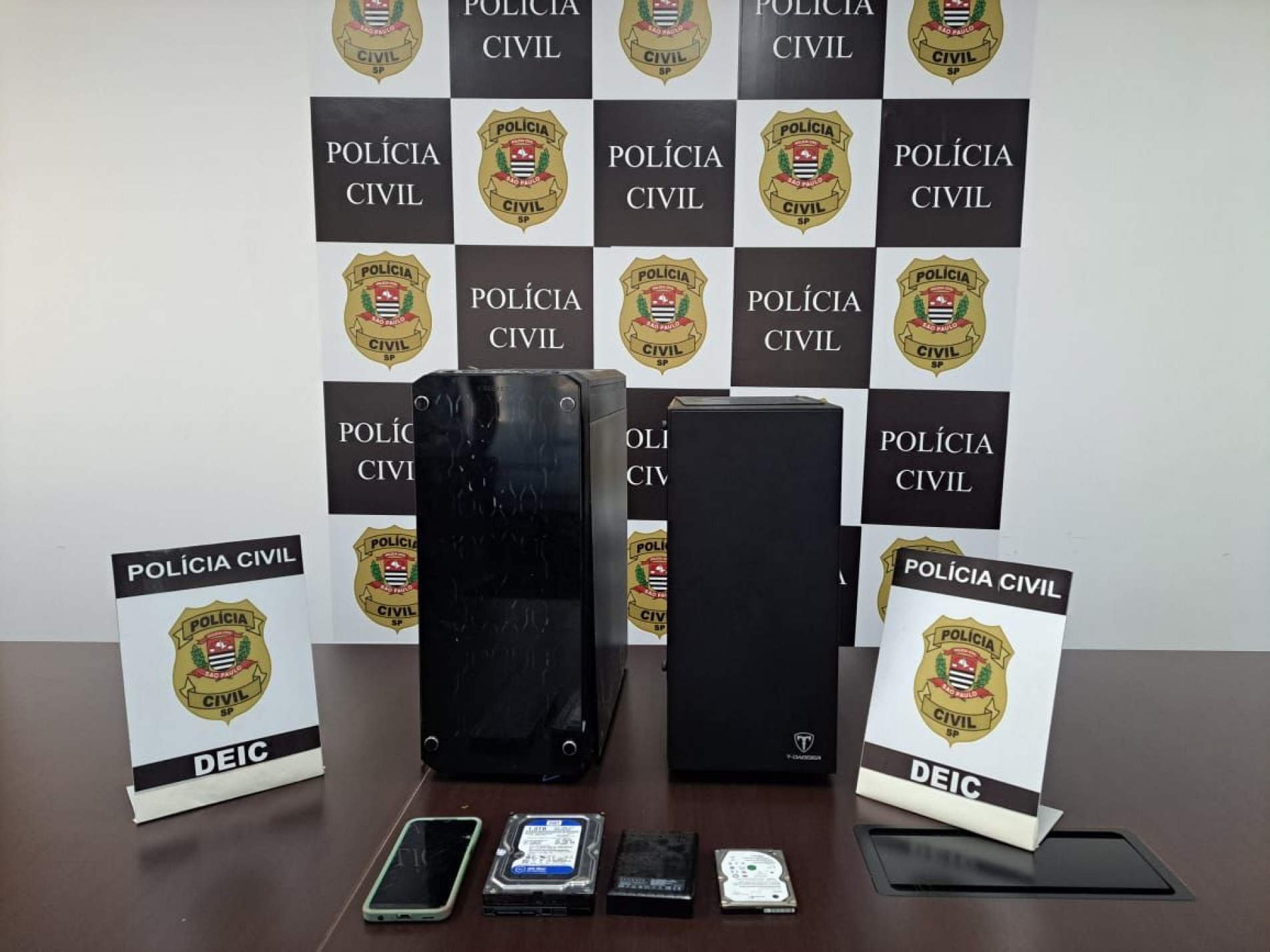 Policiais apreenderam computadores contendo um vasto acervo de fotos e vídeos