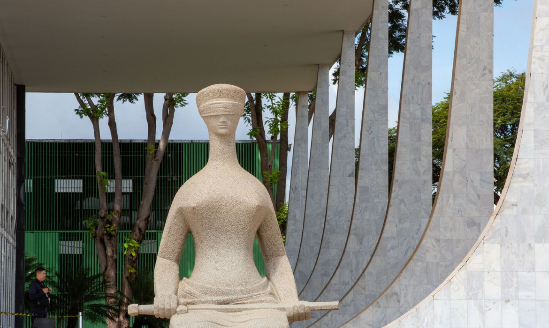 PEC que decis&otilde;es tomadas por um &uacute;nico ministro do STF suspendam a vig&ecirc;ncia de leis ou atos dos presidentes da Rep&uacute;blica, do Senado e da C&acirc;mara