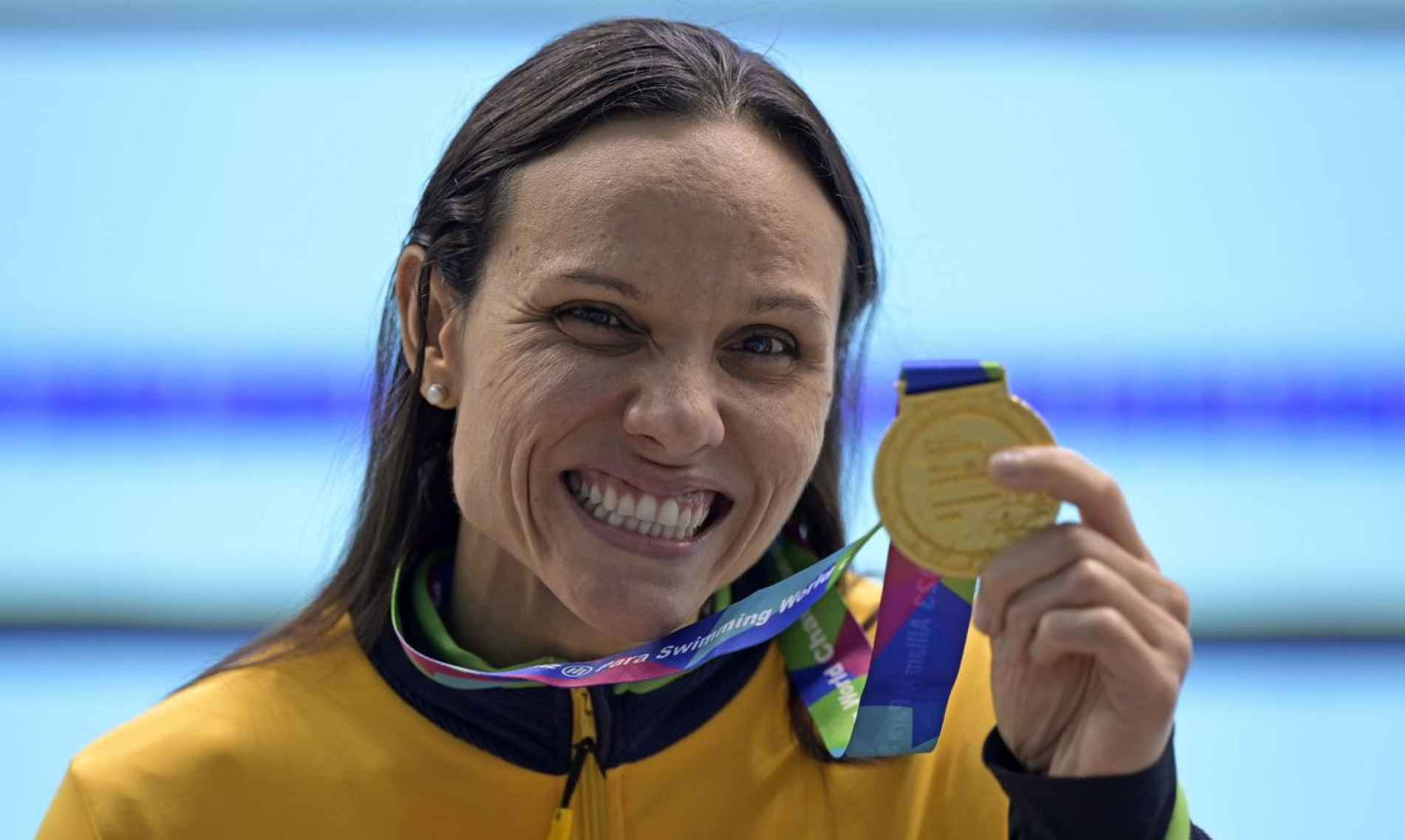Mundial de natação: Carol Santiago e Cecília Araújo conquistam ouro