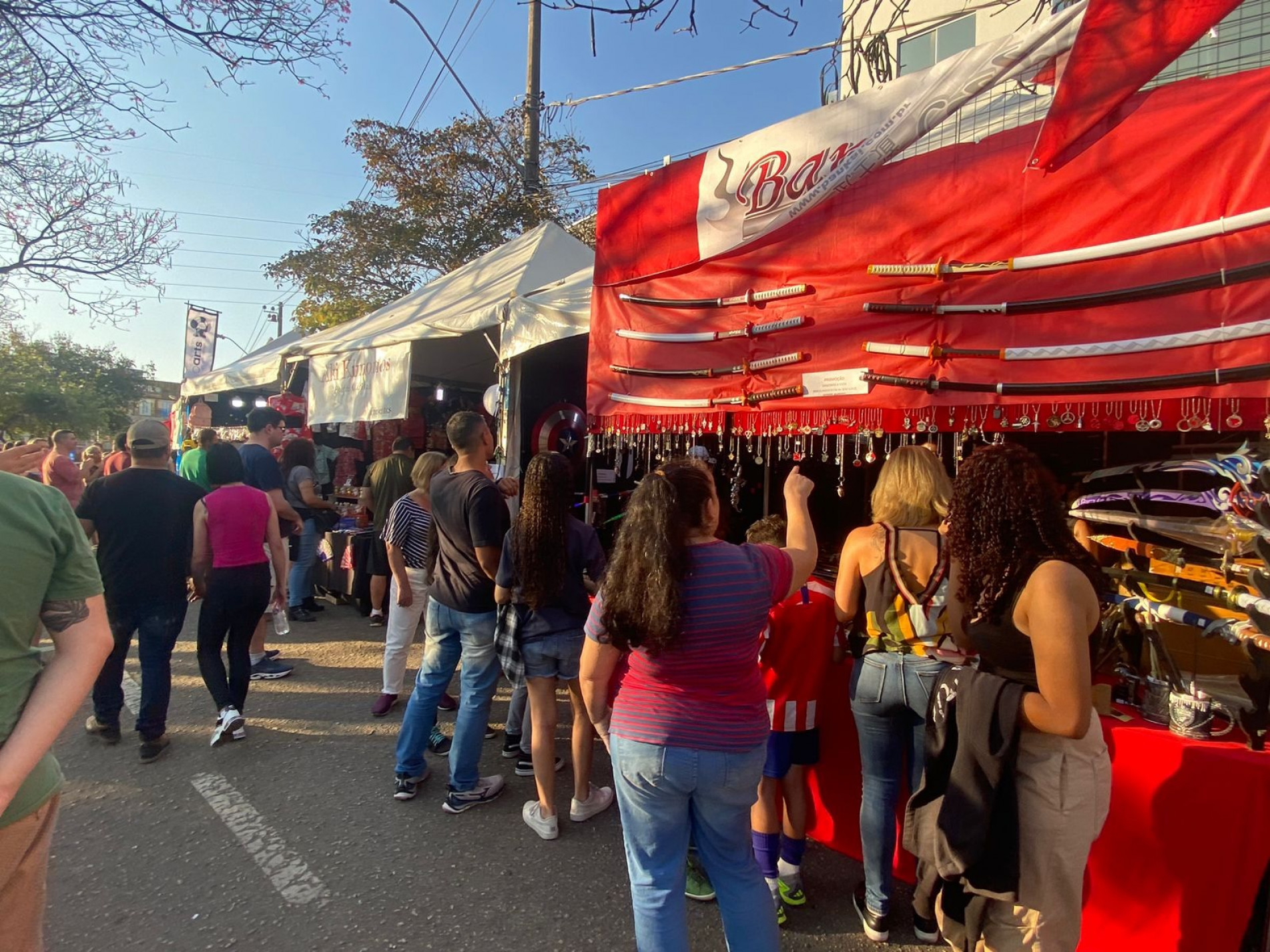 Visitantes têm à disposição a variedade da culinária japonesa e ainda podem assistir a apresentações artísticas