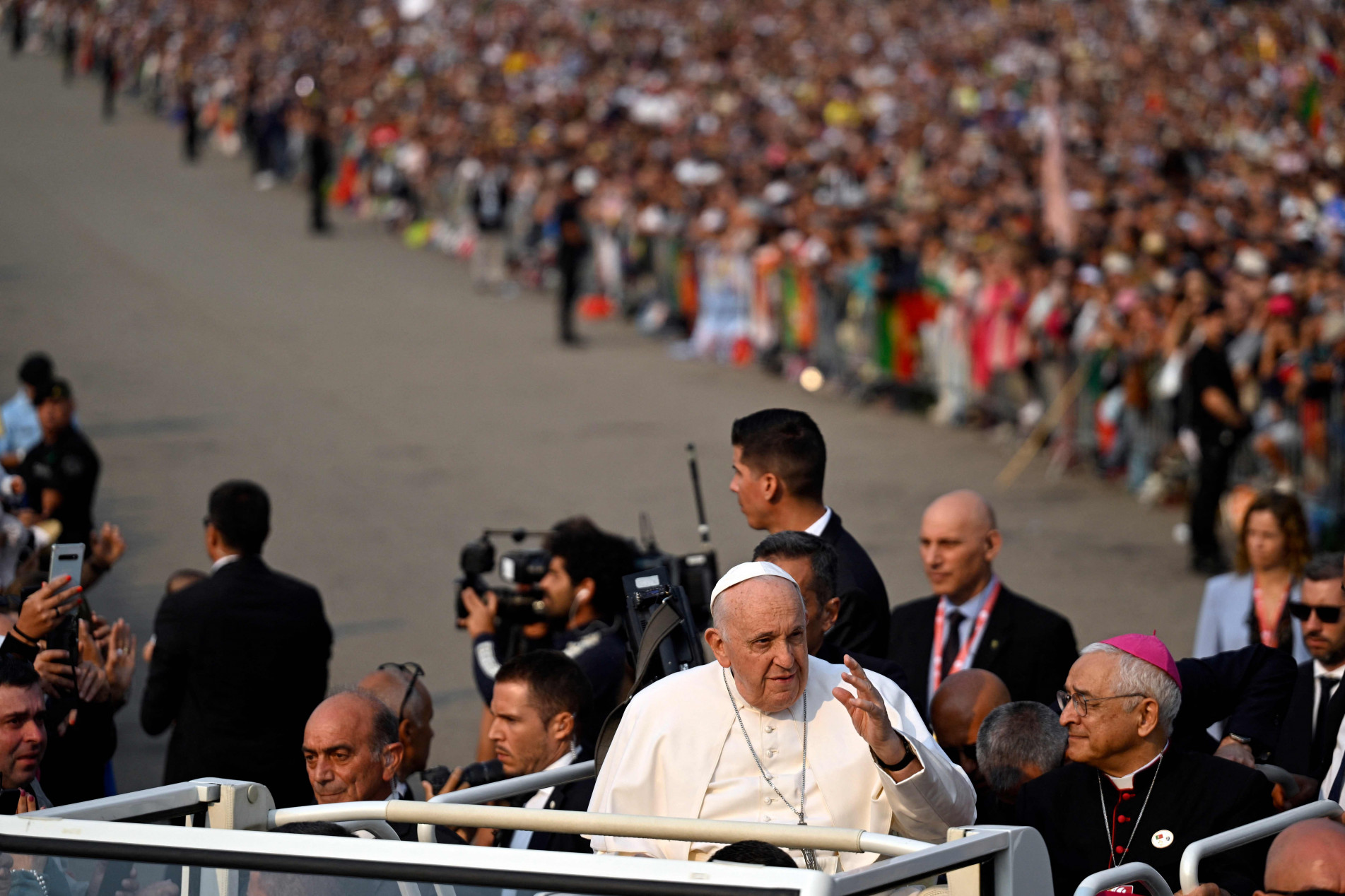 Multid&atilde;o acompanhou o pont&iacute;fice, que desfilou de papam&oacute;vel e fez pequenas paradas