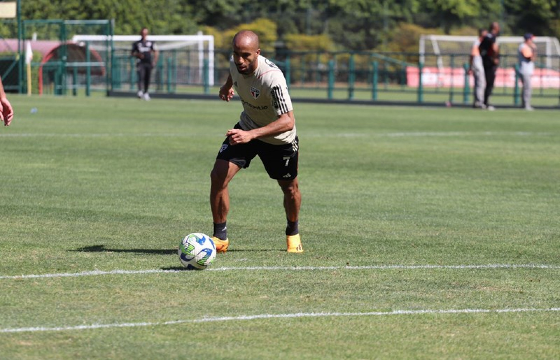 Lucas Moura foi regularizado e pode até estrear hoje