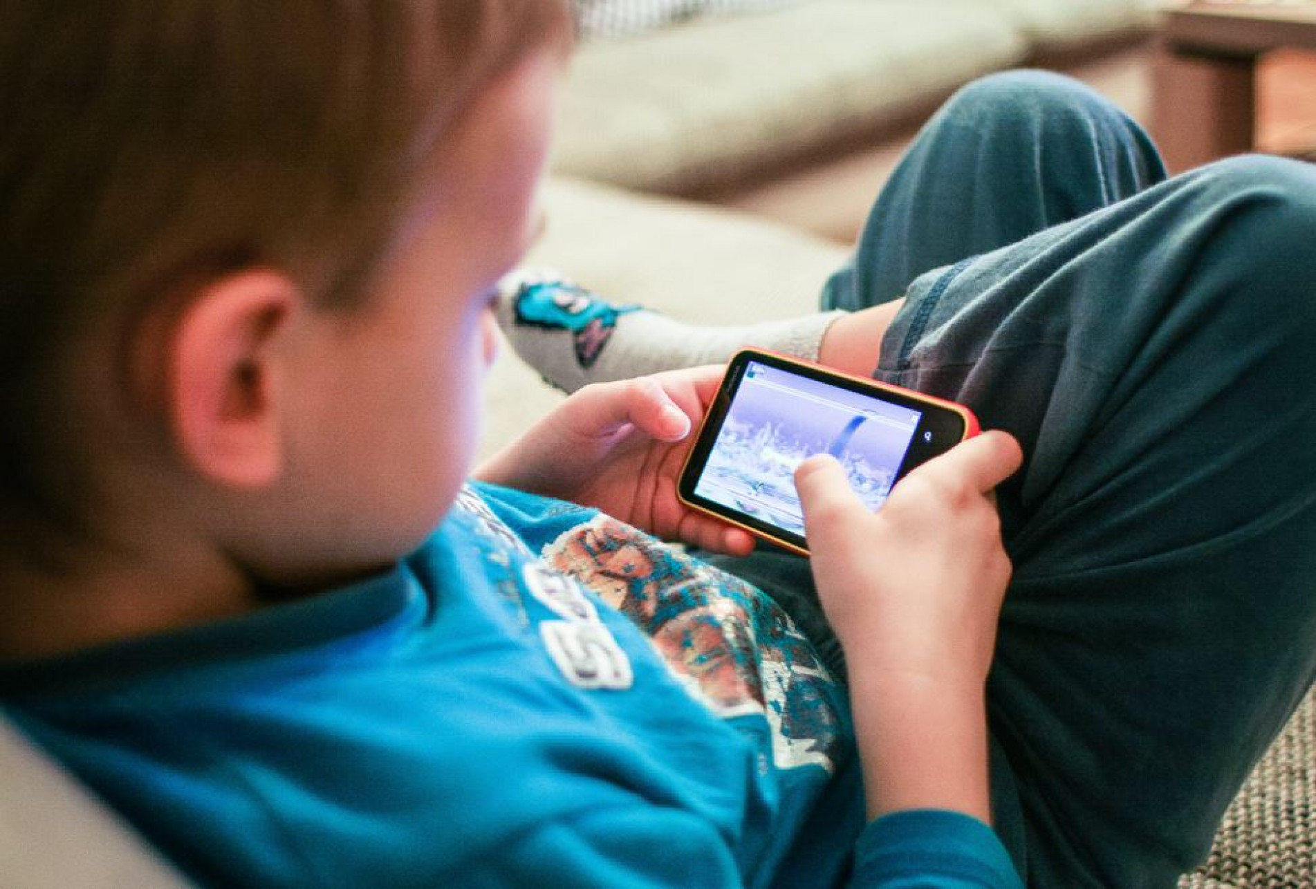 Especialistas recomendam aos pais acompanhar, de maneira aberta e conjunta, o que os filhos acessam na rede