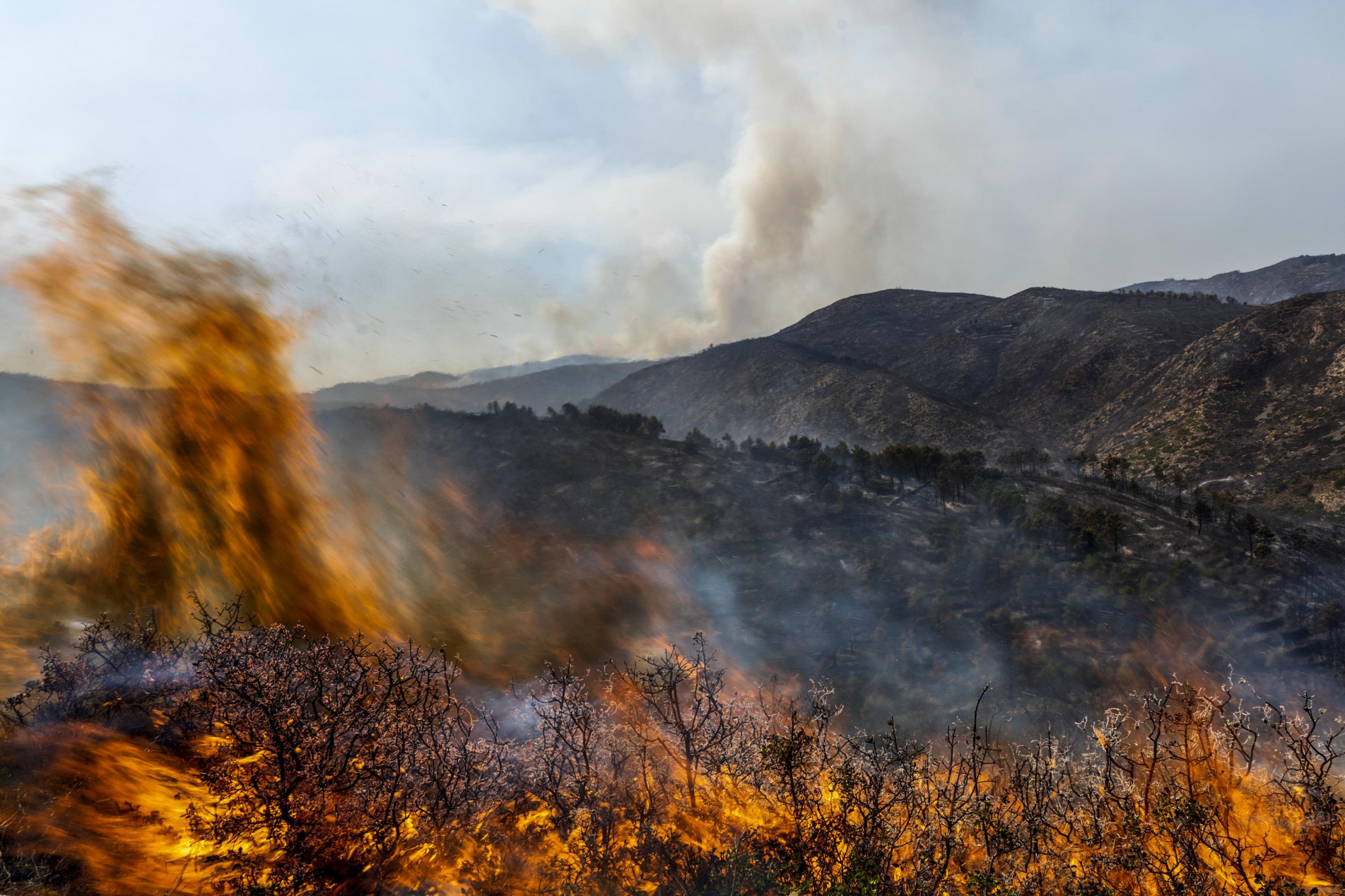 Cerca de 2.800 bombeiros e 16 aeronaves foram mobilizados na manhã desta terça em todo o território português