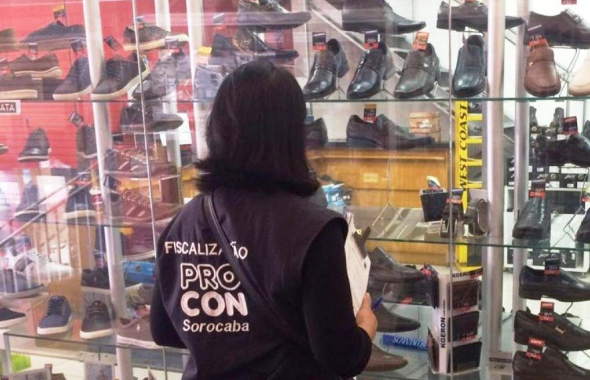 Na hora da compra em loja, o consumidor deve permanecer atento aos produtos em exposição, pois todos os itens devem apresentar seus preços de forma clara e ostensiva, bem como se existe a opção de parcelamento