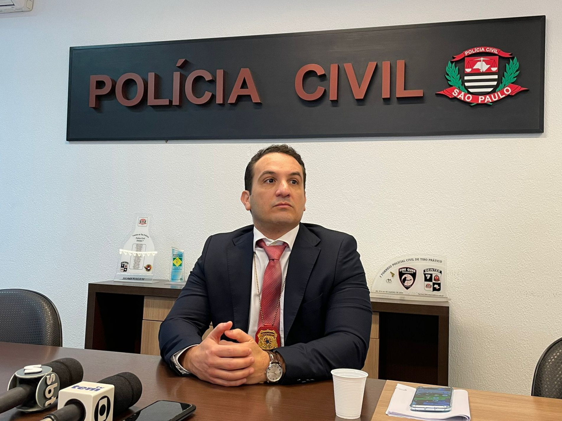 Delegado Dalton Luiz Braga de Morais durante coletiva de imprensa