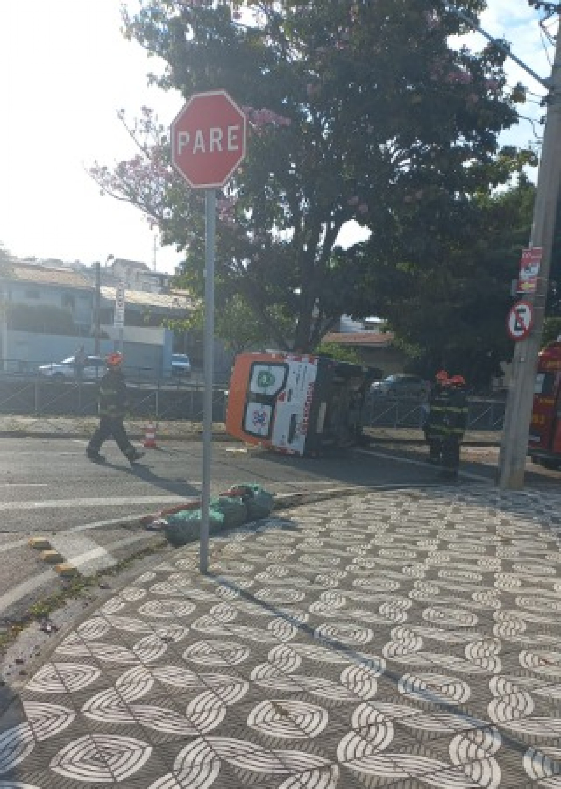 Veículo tombou na pista