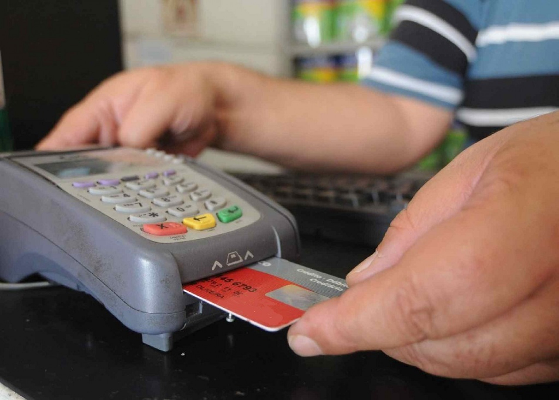 Rotativo dos cart&otilde;es de cr&eacute;dito &eacute; o vil&atilde;o do consumidor