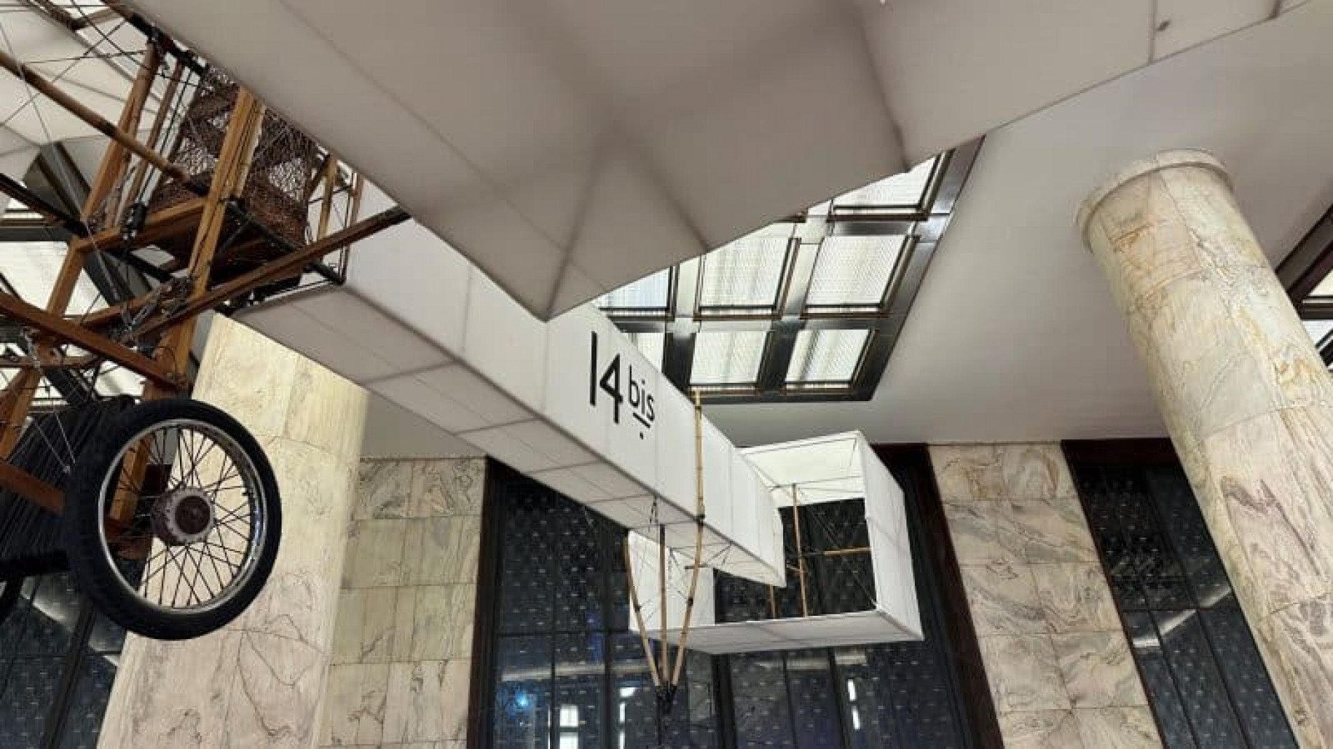 A exposição traz uma coleção de itens raros e nunca antes exibidos relacionados a Santos Dumont, incluindo uma réplica do 14 Bis e um modelo funcional do avião Demoiselle.