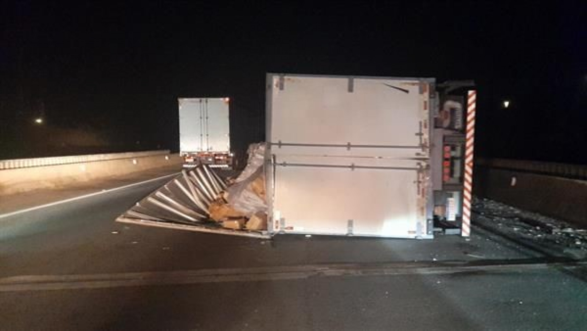 Veículo tombou por volta das 3h30