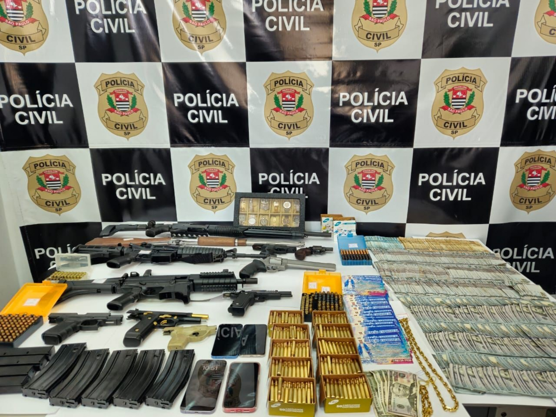 Polícia apreendeu armas, munição, joias, relógios e carros de luxo nos endereços da cartomante em São Paulo e Rio de Janeiro