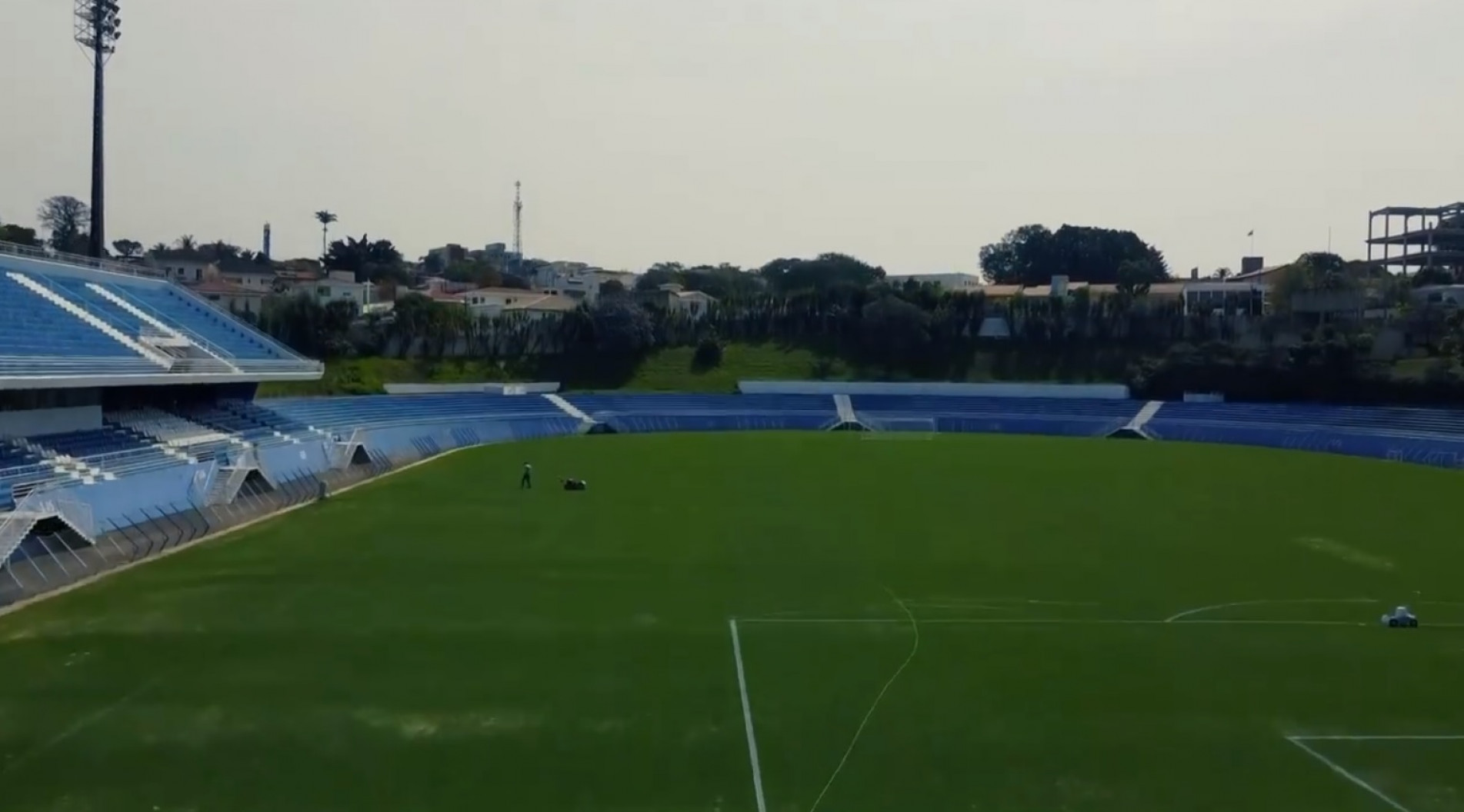 Foram trocados 8.625 metros quadrados de grama