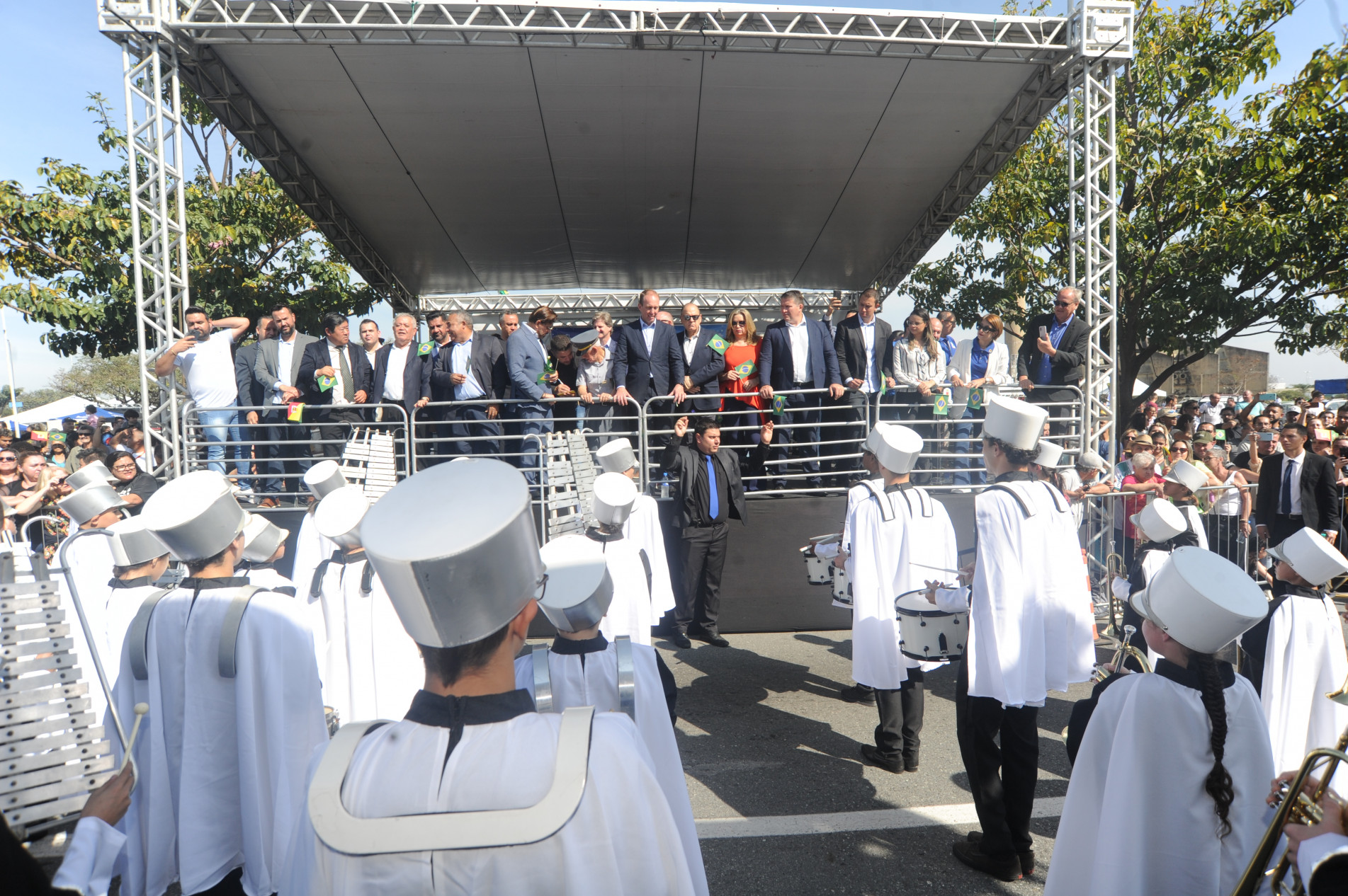 De acordo com a Prefeitura, cerca de 3 mil pessoas desfilaram ontem, durante as festividades em comemoração pelos 369 anos de Sorocaba, representando 31 instituições da cidade