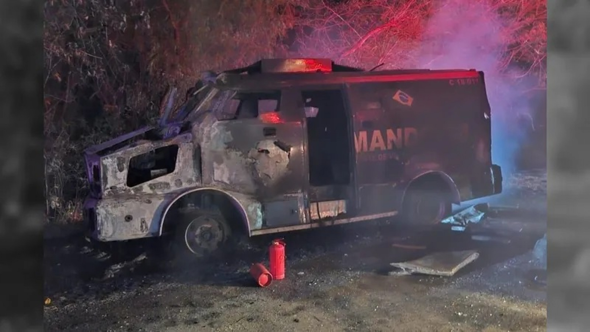 Depois de atacado com fuzis, o carro-forte foi incendiado pelos ladrões
