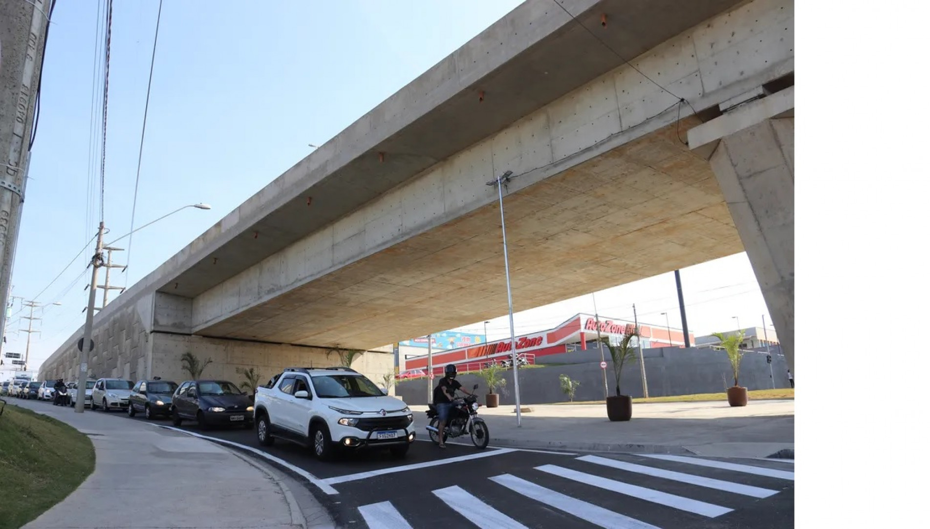 Viaduto conecta os bairros Parque das Laranjeiras e São Guilherme
