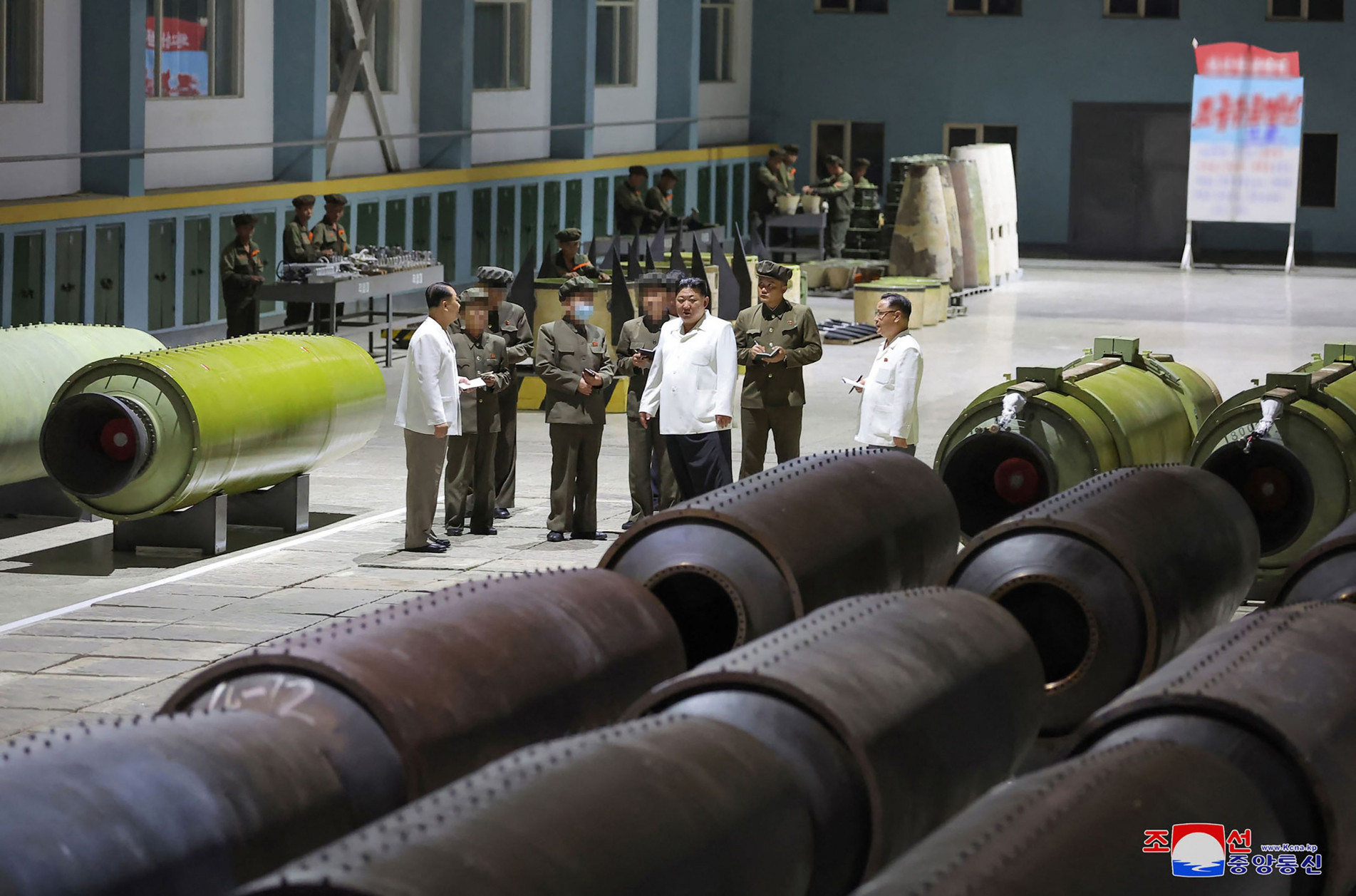 Líder da Coreia do Norte, Kim Jong-un, durante visita a uma fábrica de munições 