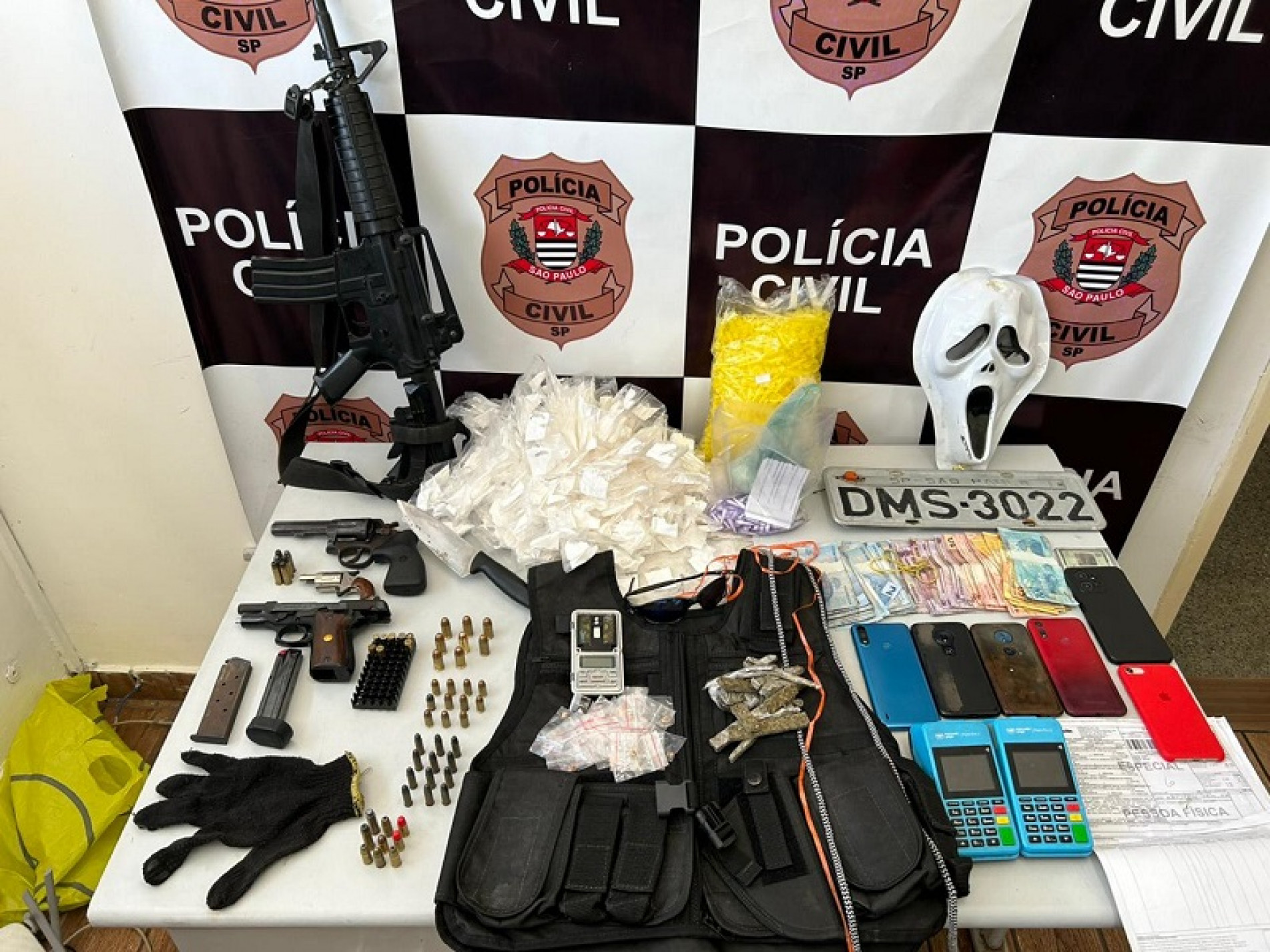 Objetos apreendidos foram encaminhados para a delegacia de Cotia