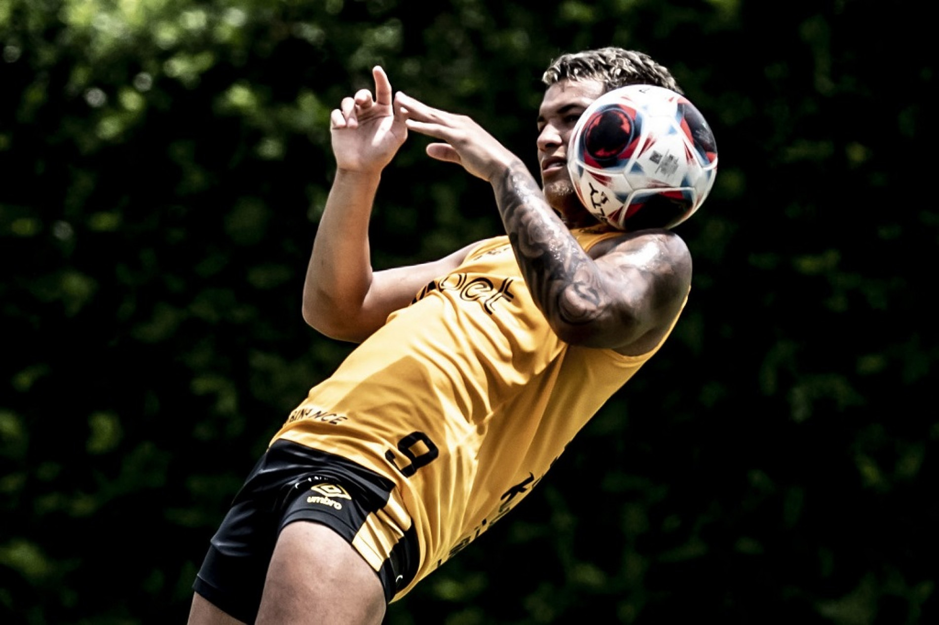 Mesmo contrariado, Marcos Leonardo volta ao time