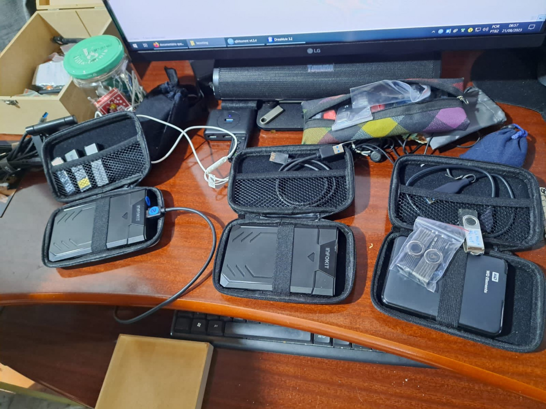 Foram apreendidos três HDs contendo uma grande quantidade de arquivos fotográficos e vídeos, assim como telefones celulares e cartões de memória