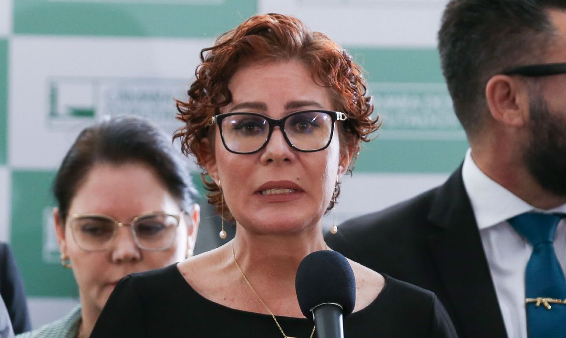 Deputada Carla Zambelli durente coletiva no salão verde da Câmara dos Deputados