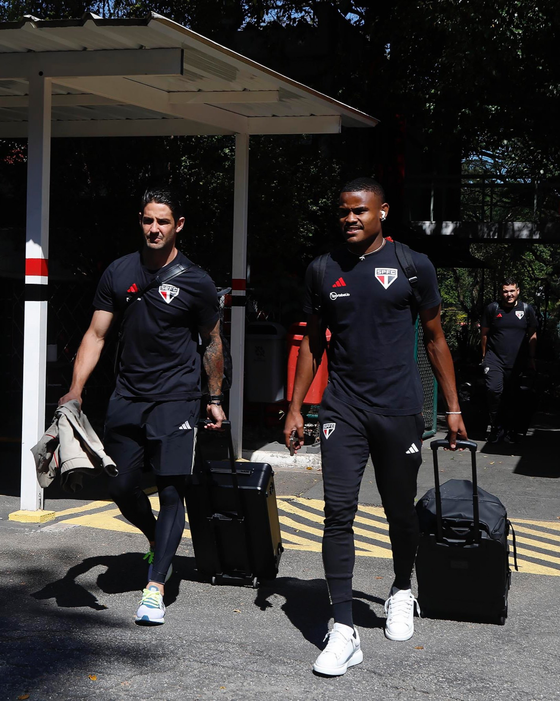 Elenco embarcou na tarde de ontem 