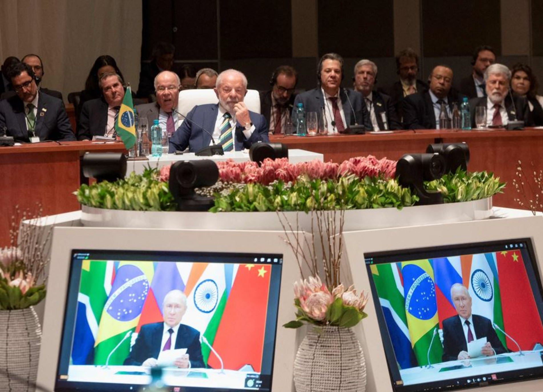 Delegação brasileira acompanha a fala de Putin em vídeo
