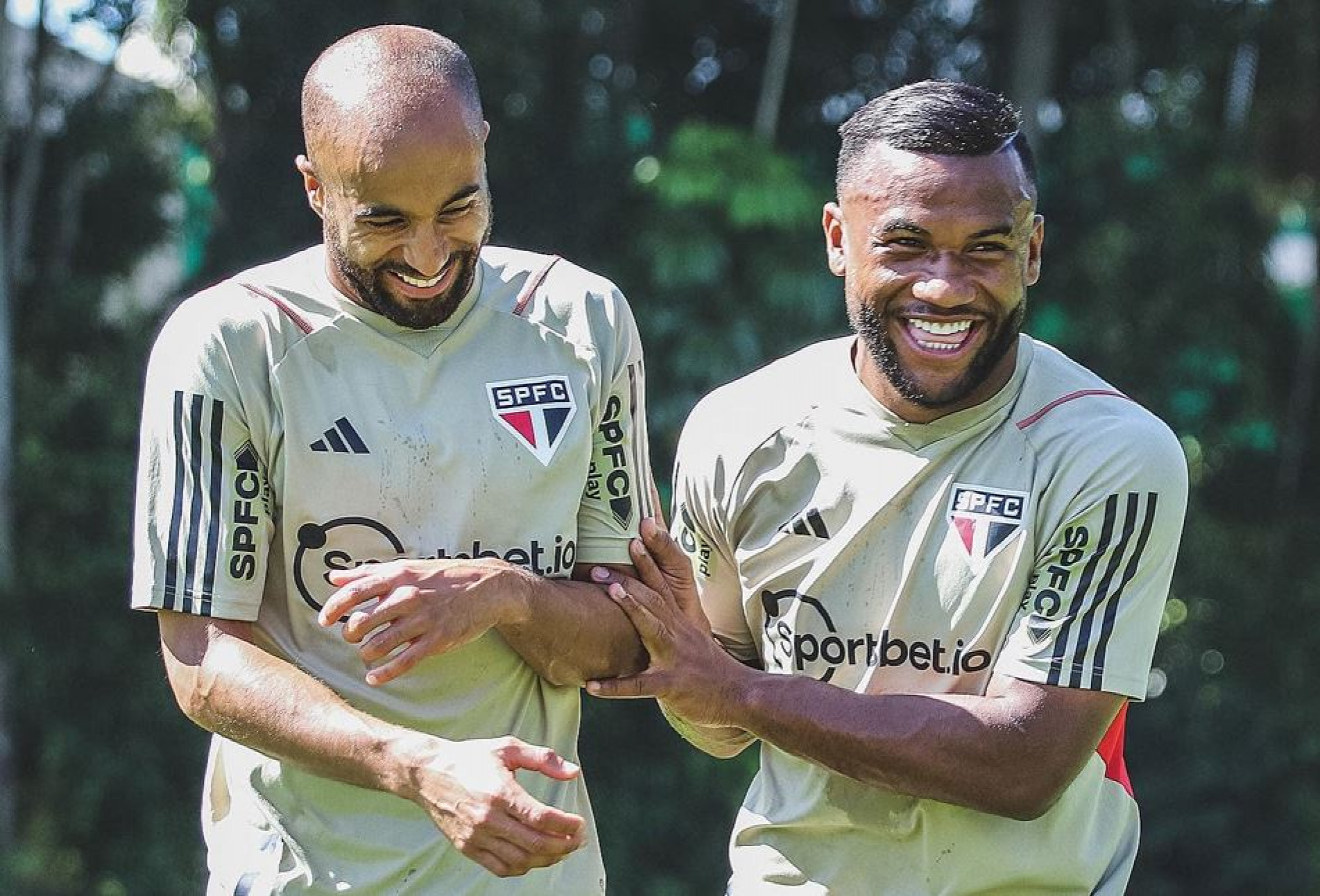 Lucas Moura e Luan brincam: clima bom