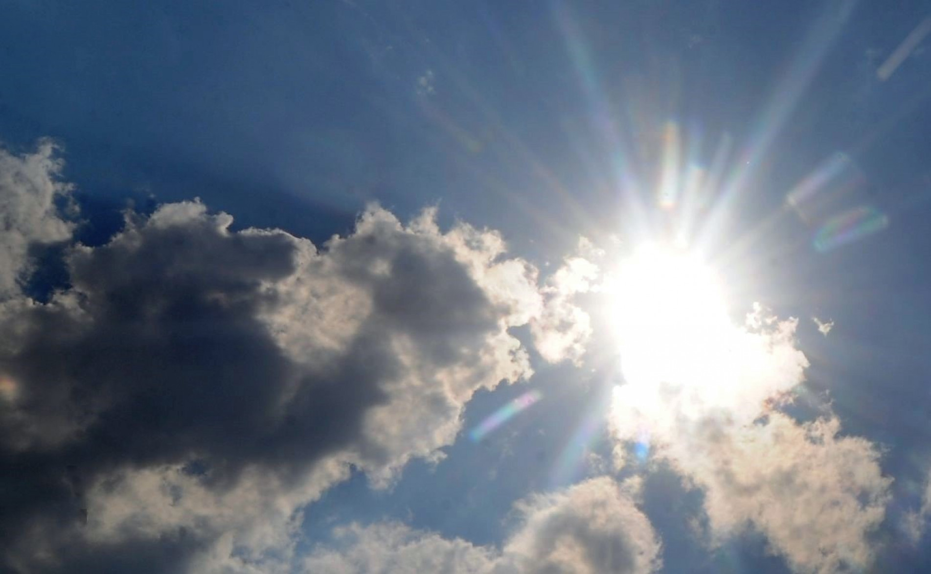 Term&ocirc;metros chegaram a 38&ordm;C neste domingo (24) em Sorocaba. Segundo o Inmet, foi o dia mais quente do ano. 