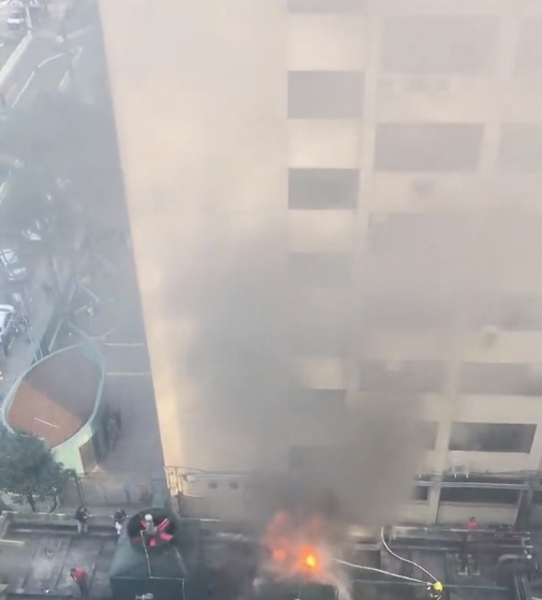 Nas redes sociais, v&iacute;deos mostraram o excesso de fuma&ccedil;a em cima do pr&eacute;dio do Incor 