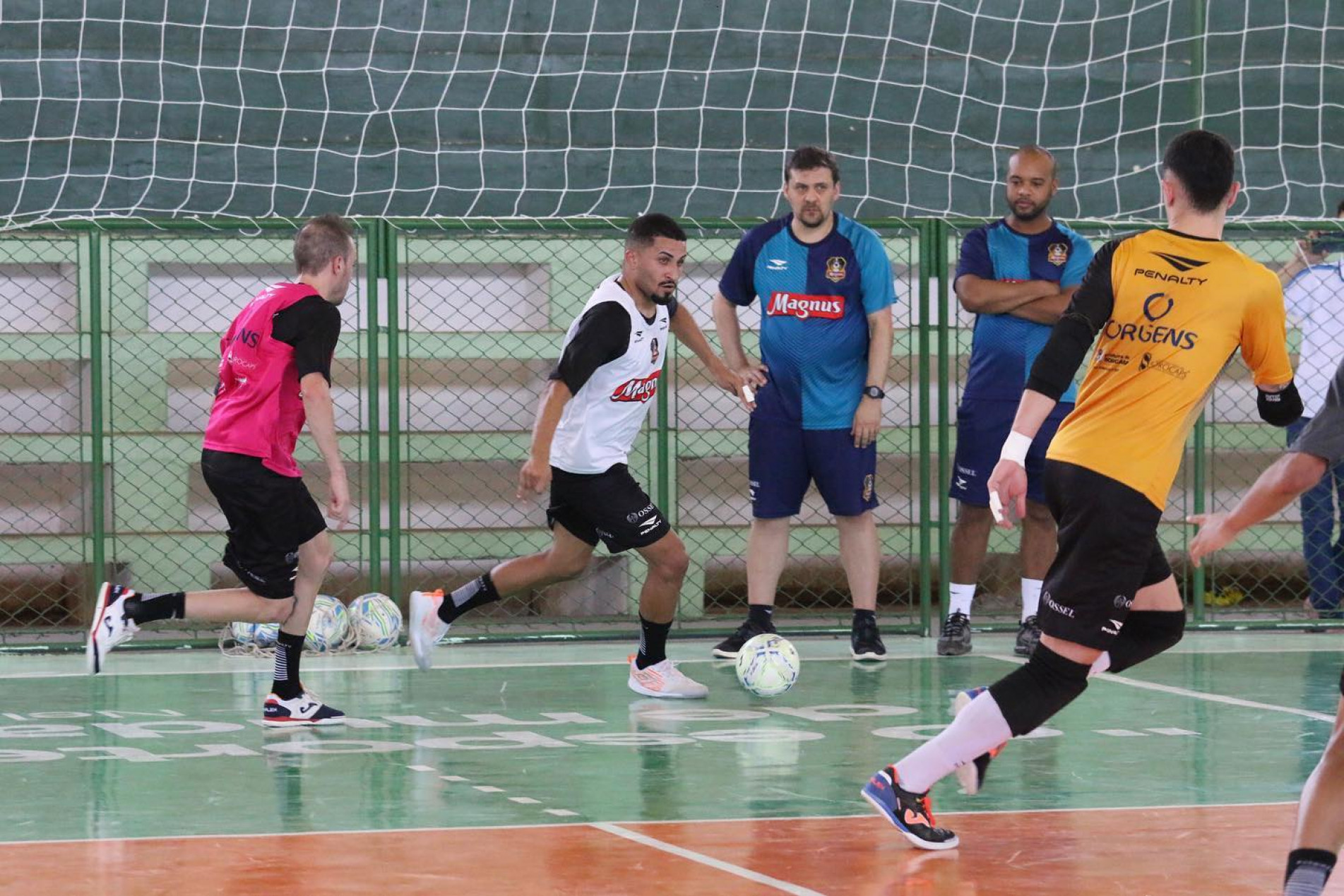Jogadores treinaram ontem no local da partida