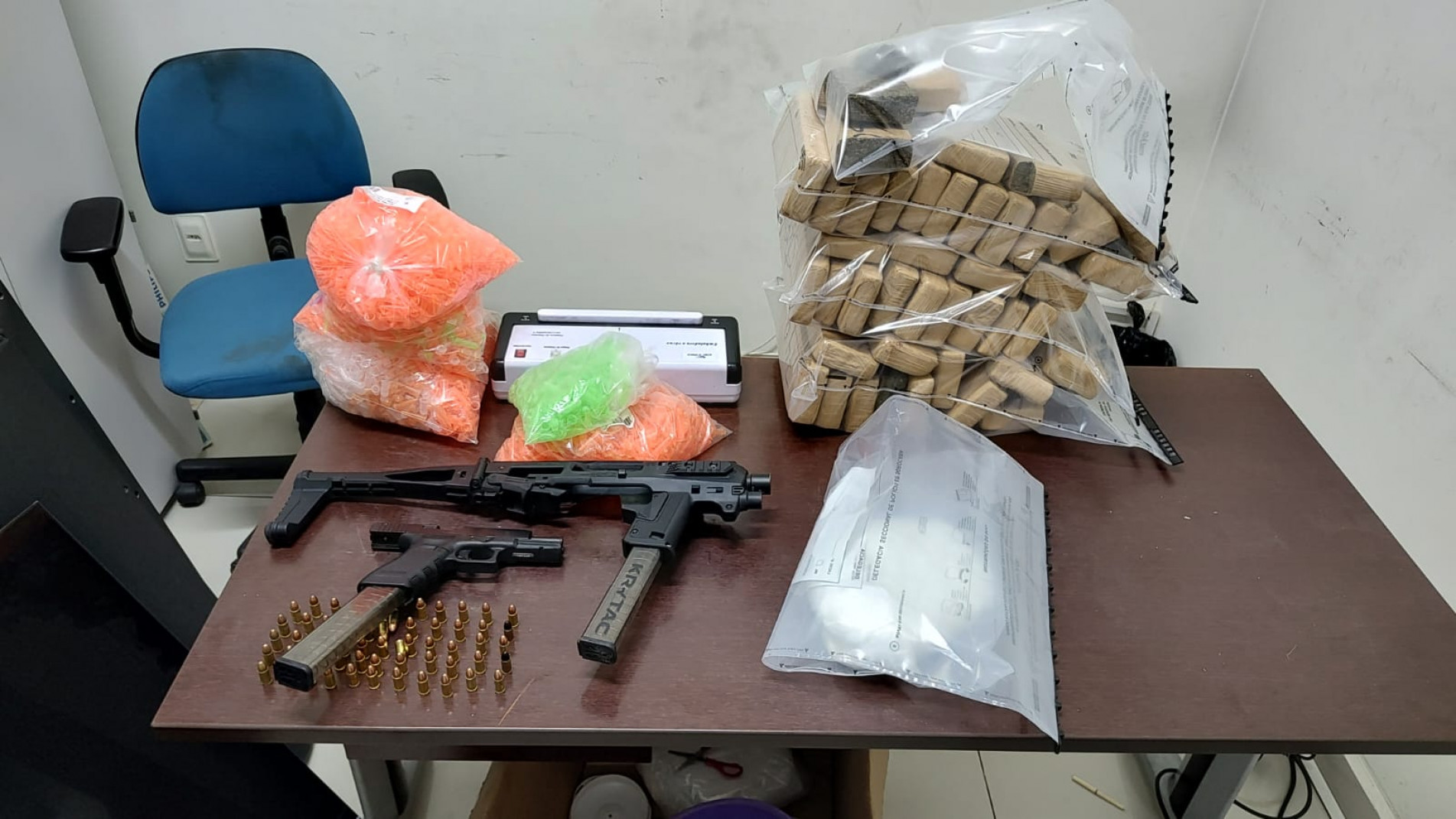 Além da maconha, a Polícia Civil apreendeu armas de fogo, incluindo uma metralhadora adaptada para disparos de rajadas