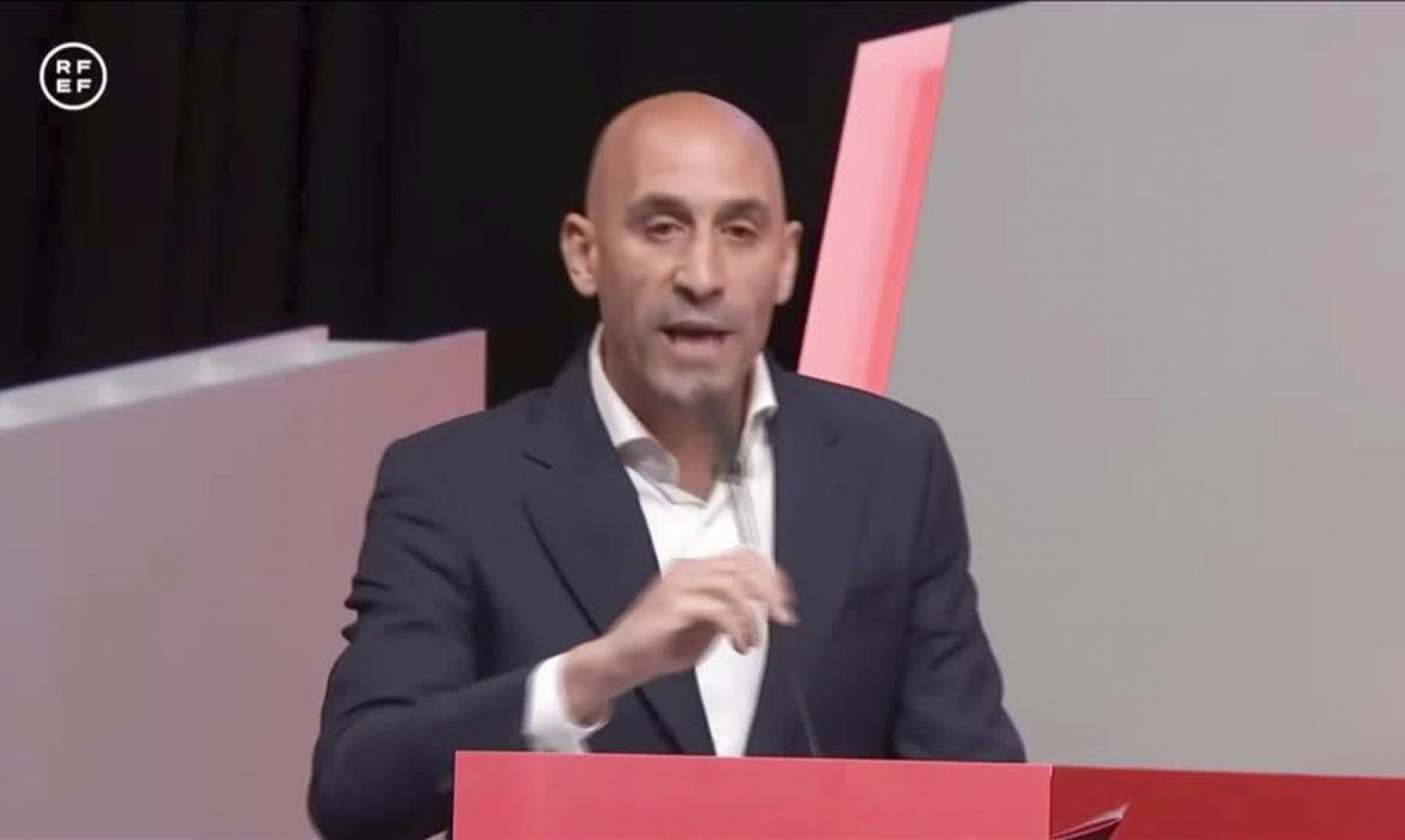 Fifa suspende dirigente espanhol após beijo na final da Copa do Mundo