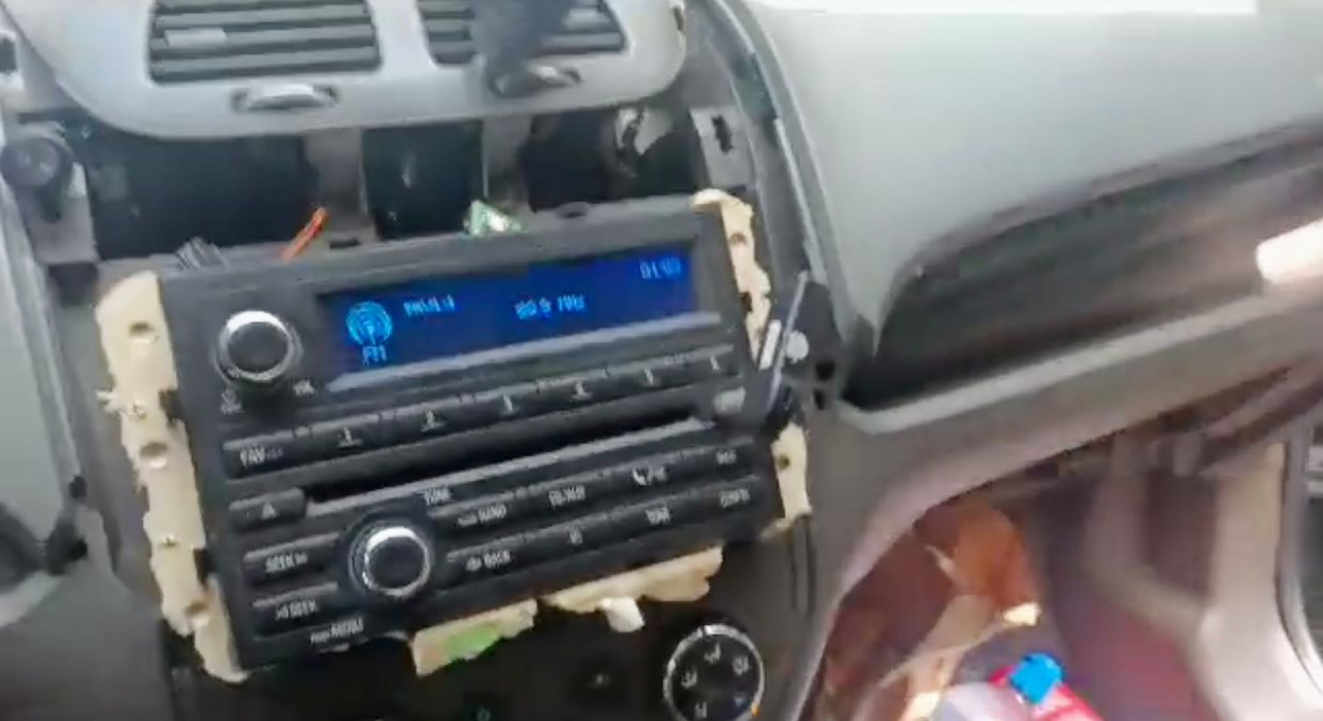 O compartimento secreto ficava no painel do carro