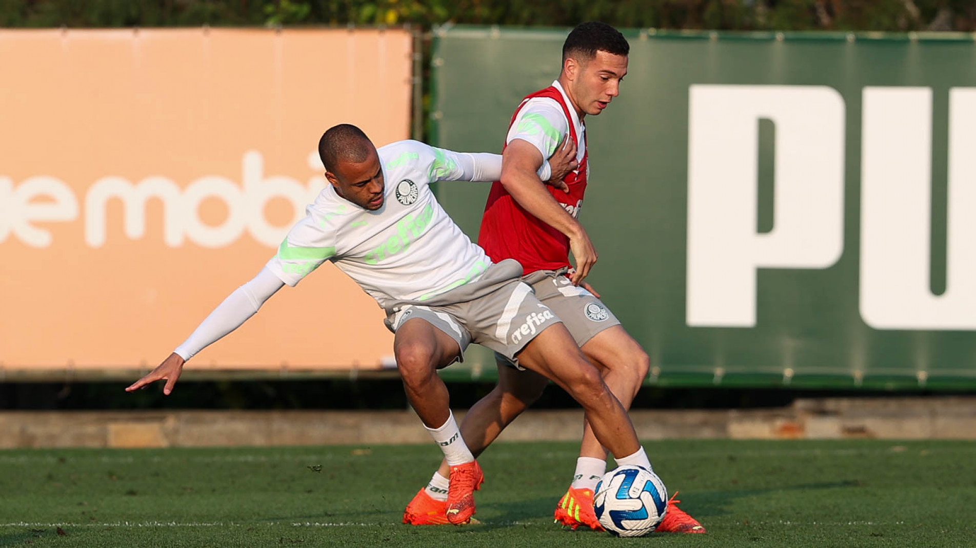 Mayke, atuando como ala, é opção para substituir atacante
