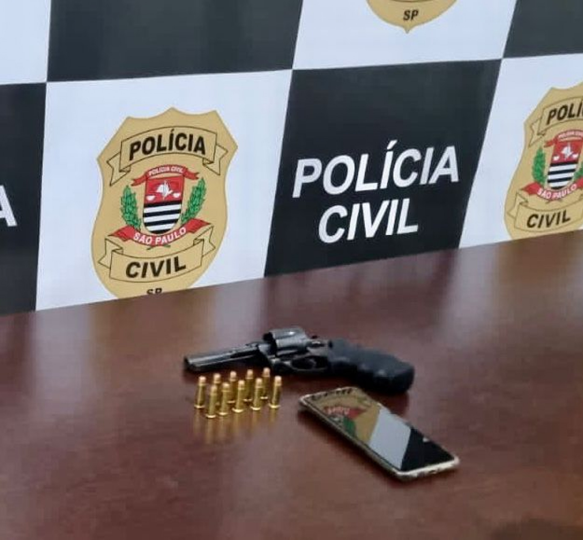  Os policias acharam um revólver da marca Rossi, calibre .38
