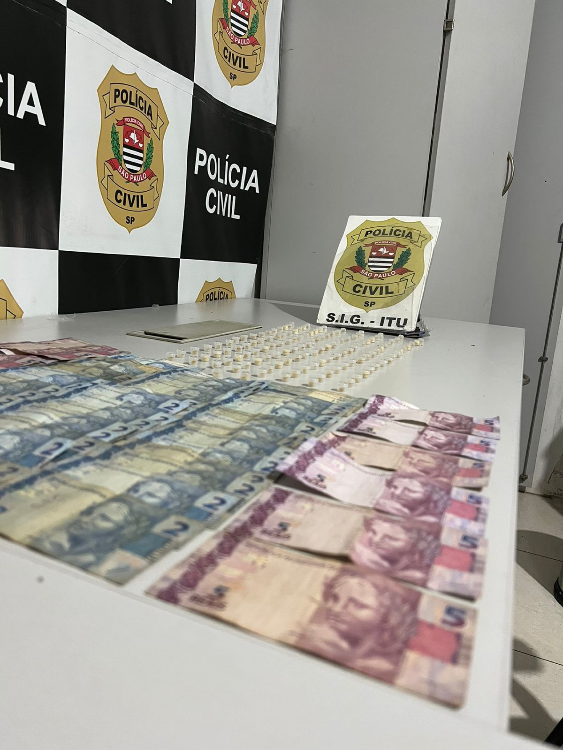 Quantia em dinheiro, celulares e 130 porções de crack foram apreendidos