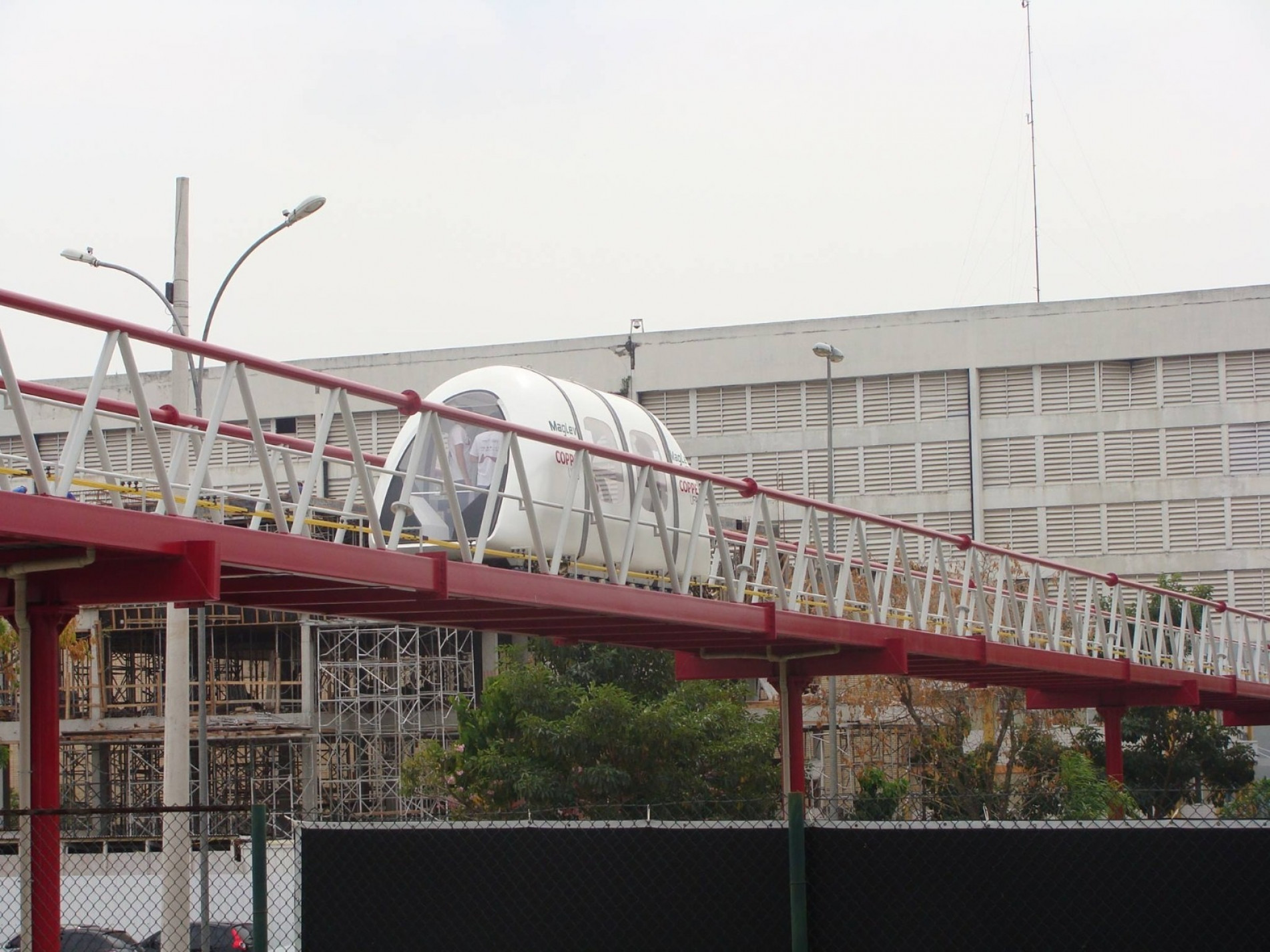 Tecnologia inventada por brasileiros e já utilizada na Ásia permite que trens em levitação atinjam 200 km/h com baixo consumo energético e poluindo pouco  