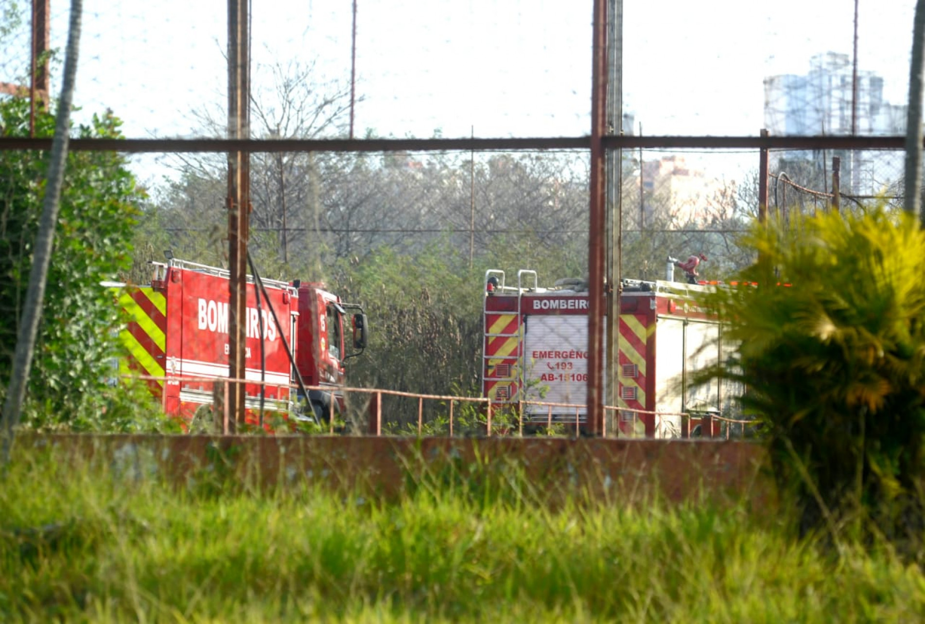 Bombeiros permanecem no local