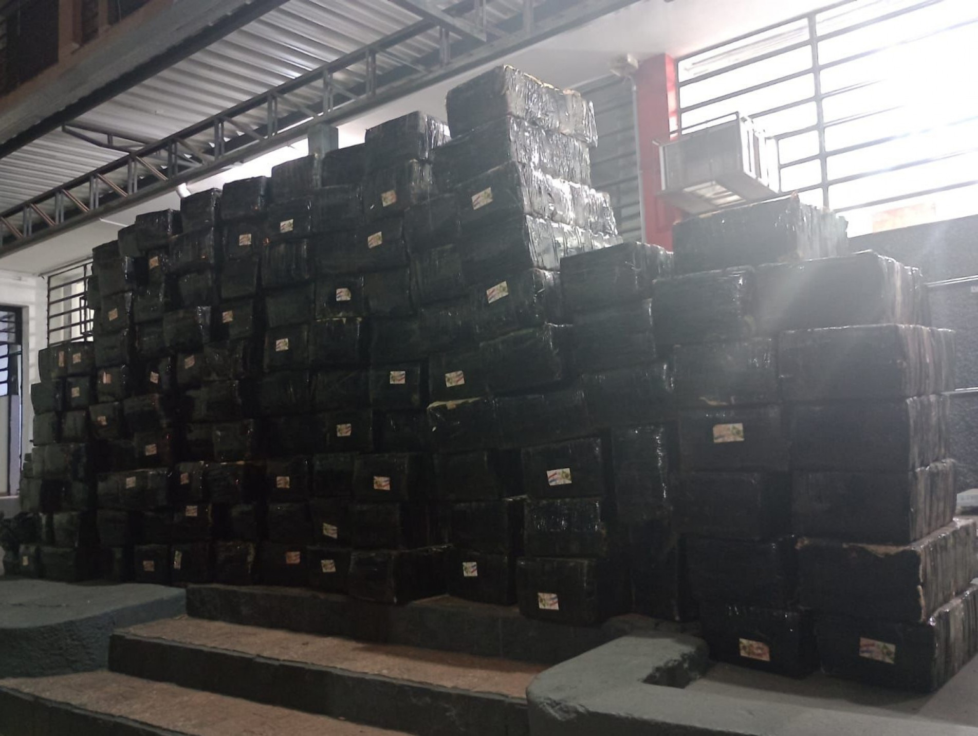 Receita Federal e Polícia Militar Rodoviária apreendem duas toneladas de maconha