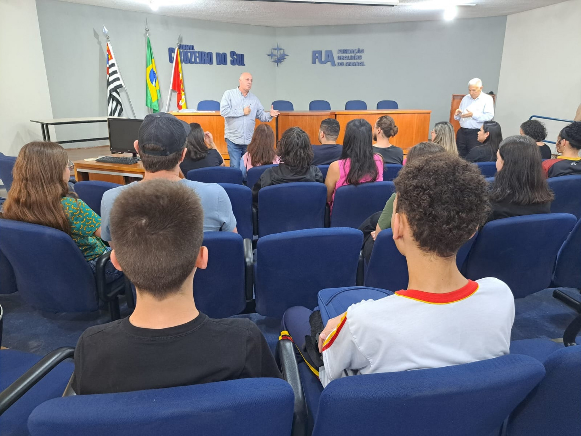 Alunos participantes do projeto visitaram a sede do Cruzeiro do Sul
