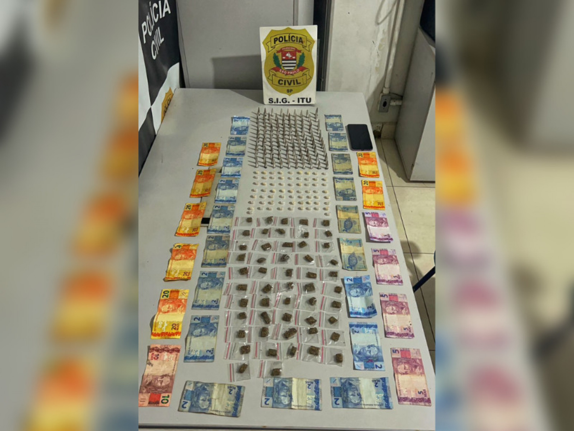 Polícia Civil desarticula ponto de venda de drogas e prende três pessoas