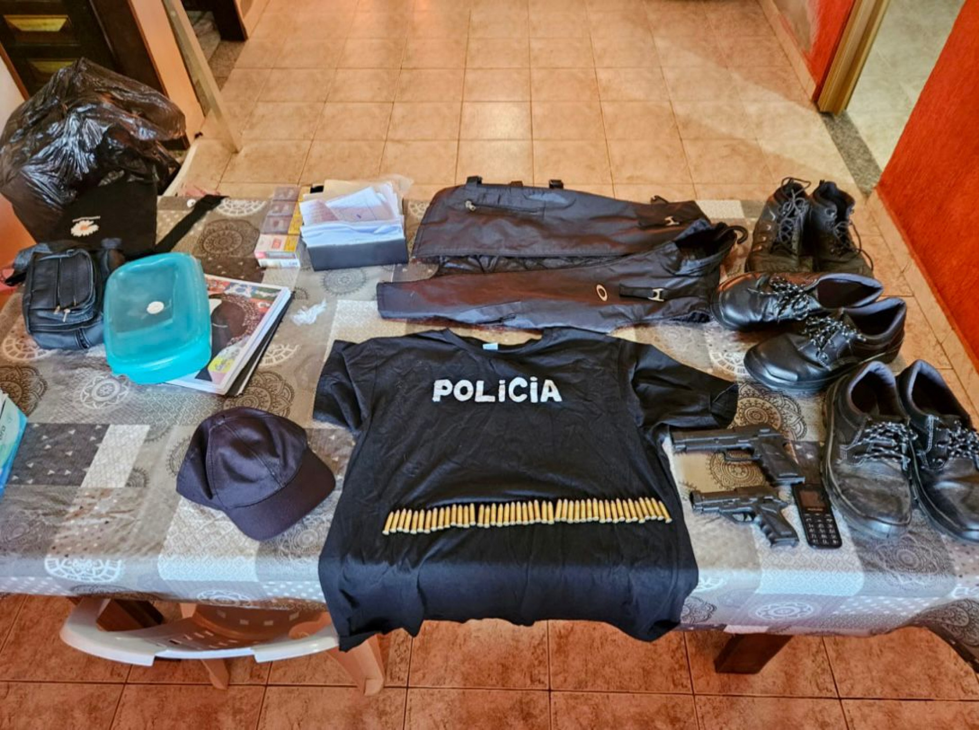 Objetos subtraídos e usados no crime foram apreendidos pela polícia
