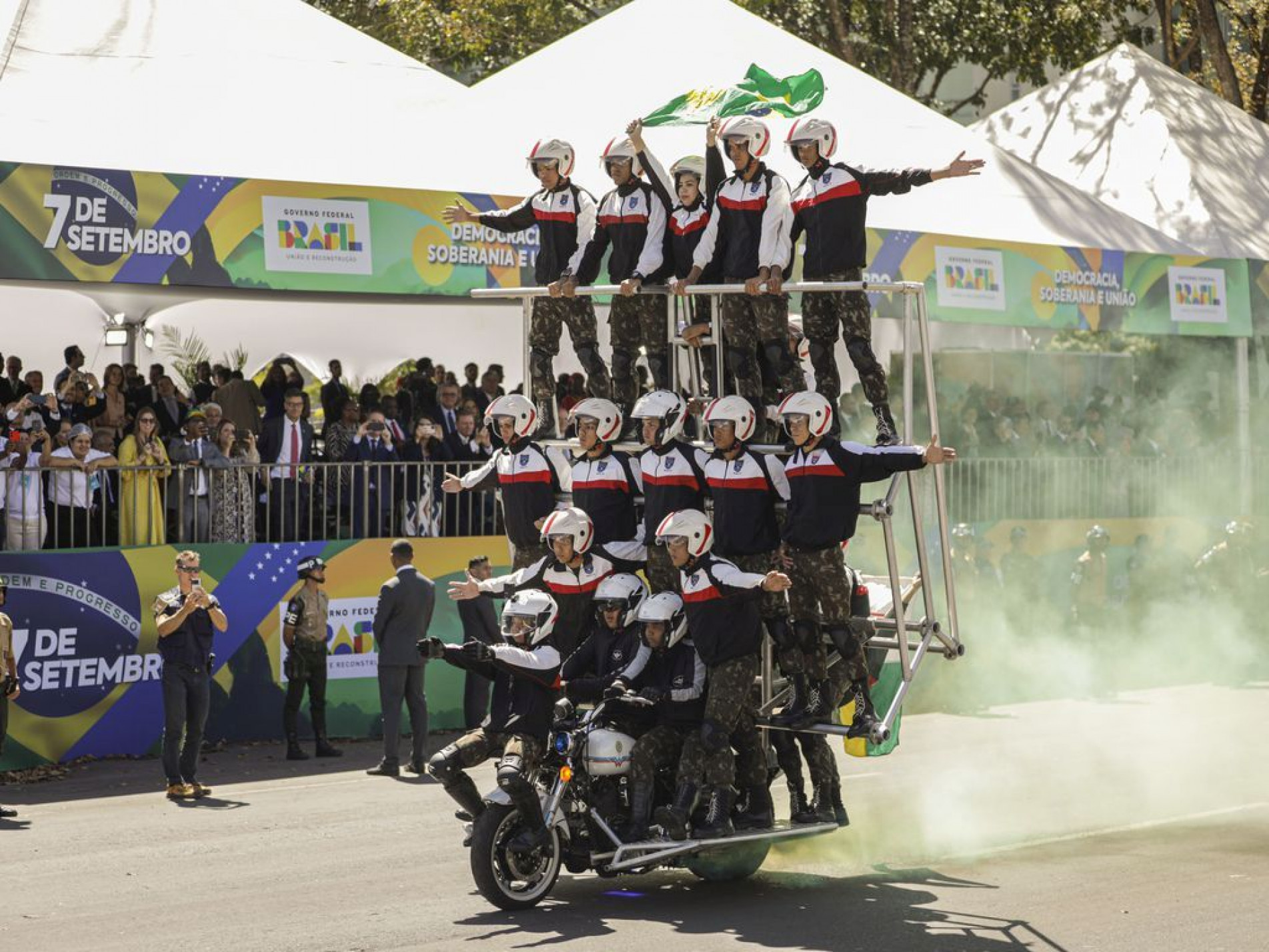 Solenidade durou duas horas e teve atrações como malabarismo em motocicleta