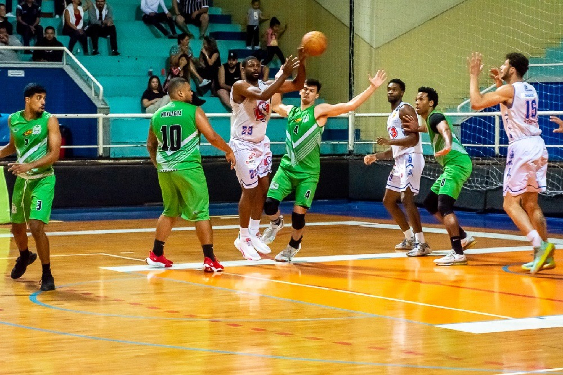 Em casa, sorocabanos tentam 
