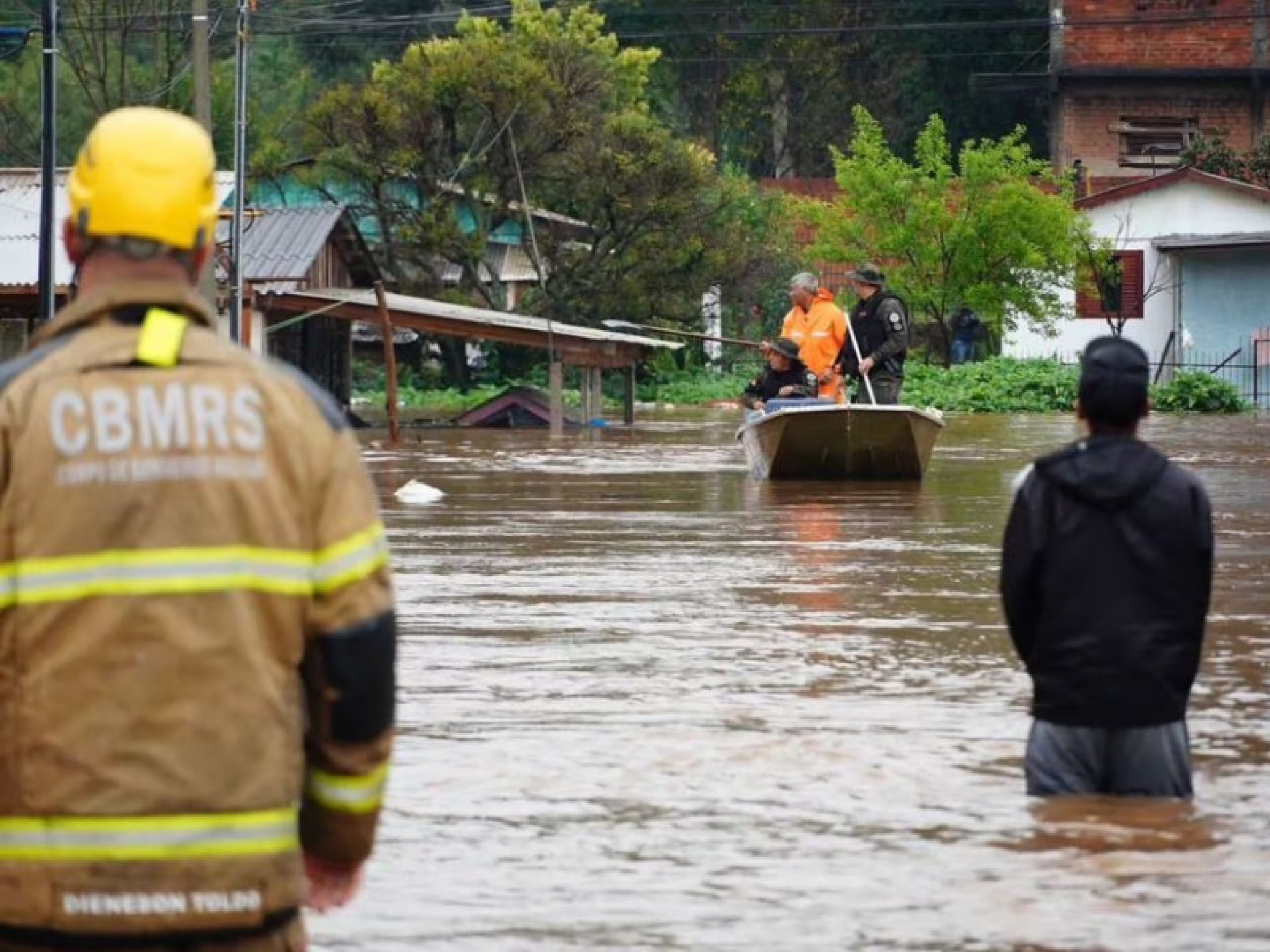 O alerta para temporais, chuvas intensas, descargas elétricas, eventual queda de granizo e rajadas de vento ainda continuam na manhã desta sexta-feira (8)