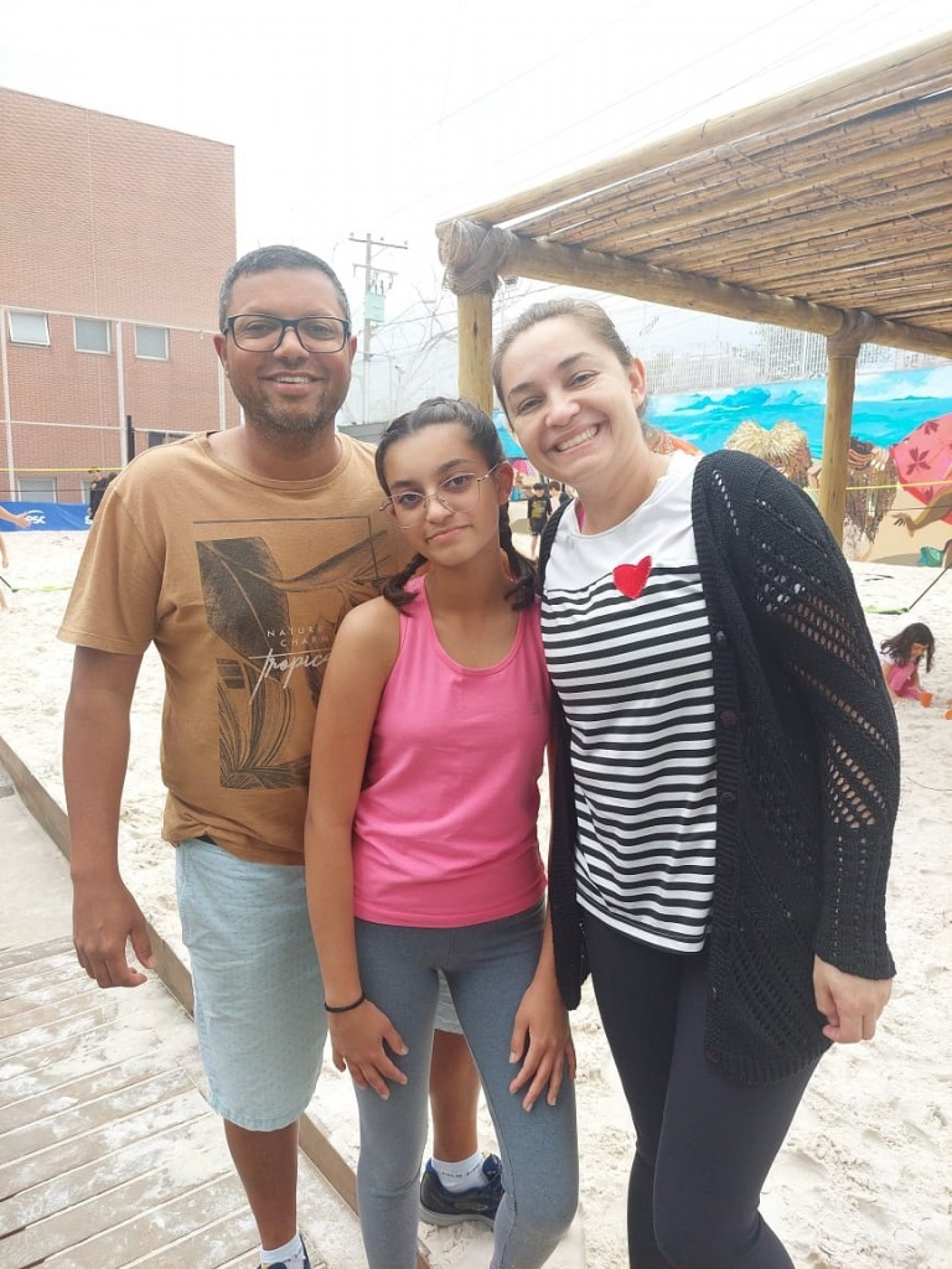 Maria Eduarda com os pais, Priscila e Matias, curtiram parte do sábado no Sesc